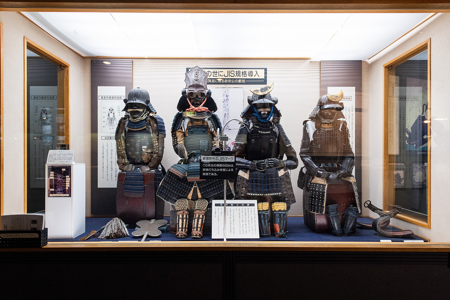 仙台氏的家臣們所戴的頭盔和盔甲一字排開。 作為伊達家族象徵的「半月」的門襟是特色。