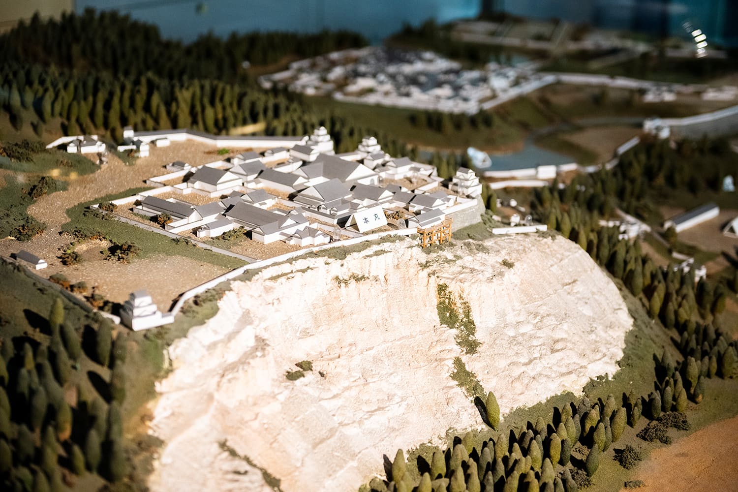 再現當時仙台城及周邊地形的模型。 此外，還有手寫的信件，展示了仙台氏的細節和伊達政宗的筆法