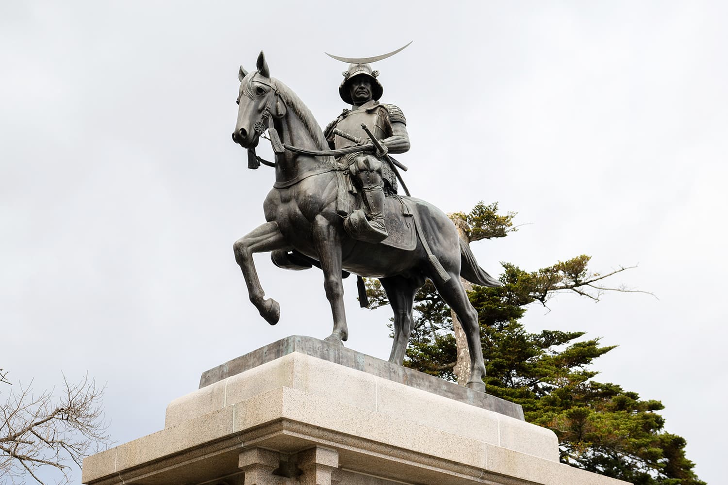 矗立在海拔100公尺的仙台城本城原址上的「伊達政宗馬像」