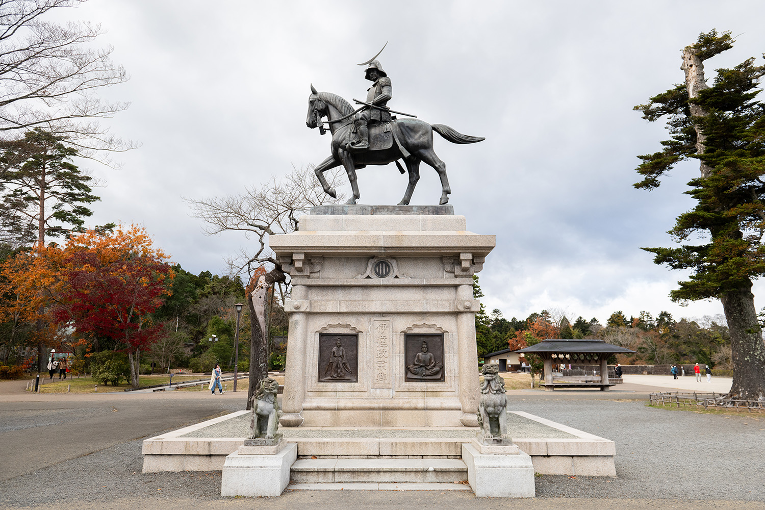 矗立在仙台城主圍遺址上的，著名的“伊達政宗騎馬像”。 政宗的目光之外是仙台和太平洋的城市景觀
