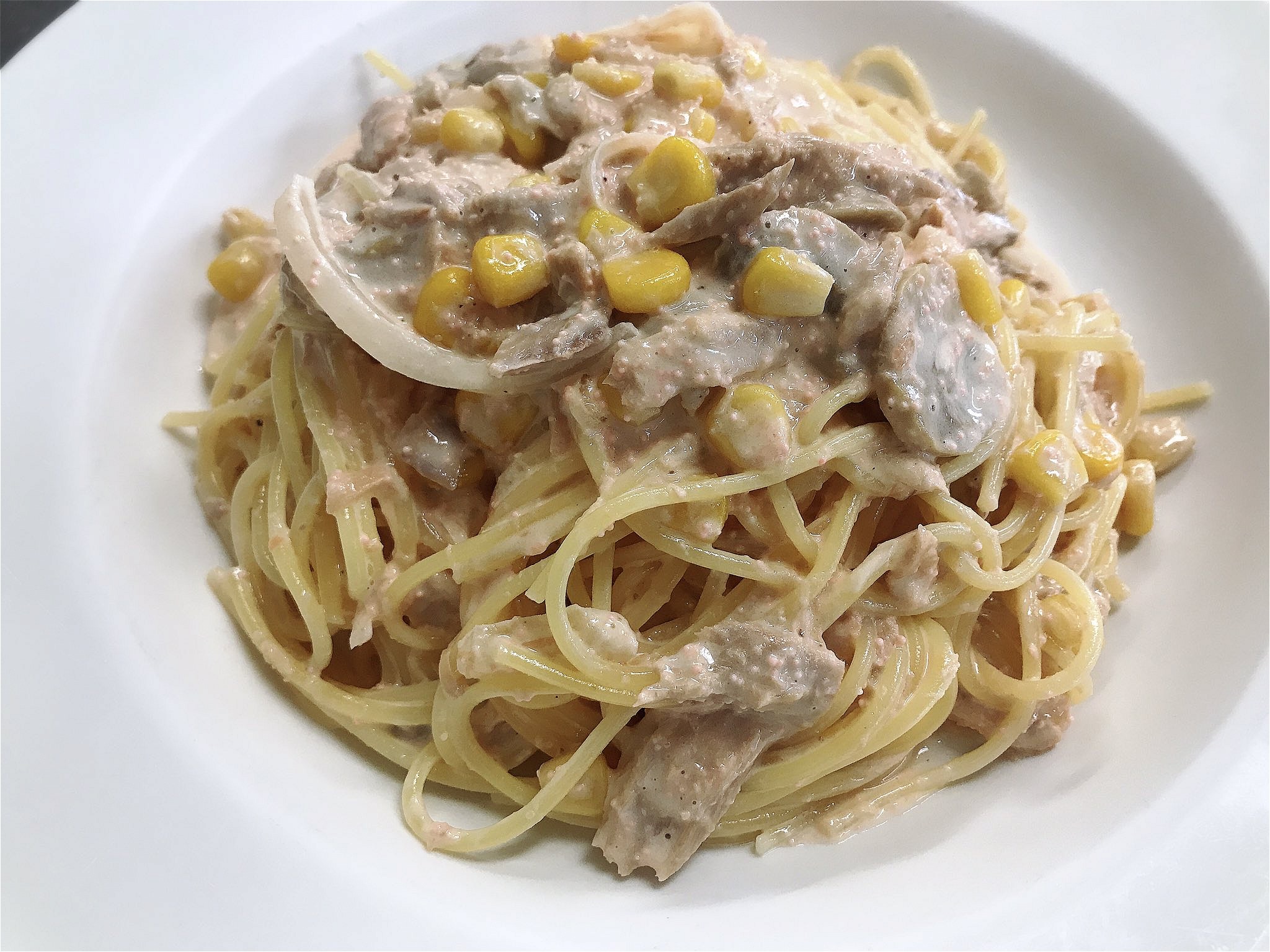 美乃滋醬味的「鱈魚子、鮪魚玉米（JPY1420）」。 義大利麵有四種，只有罕見的美乃滋味
