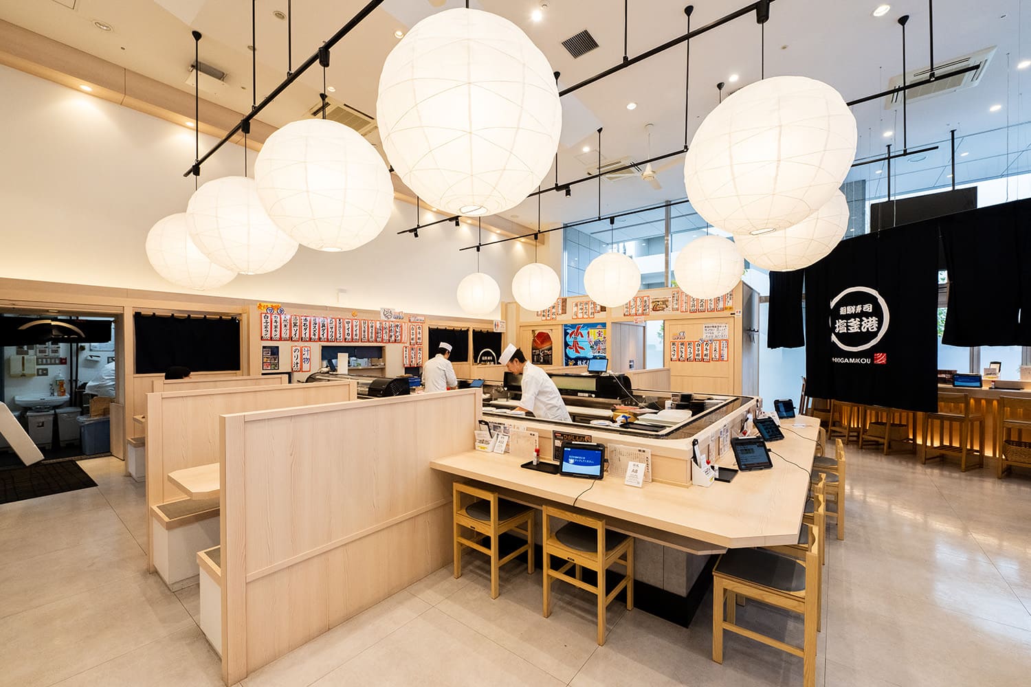 店內寬敞，有桌子座位和吧台座位，工匠和工作人員的親切服務讓一個人也能輕鬆進入