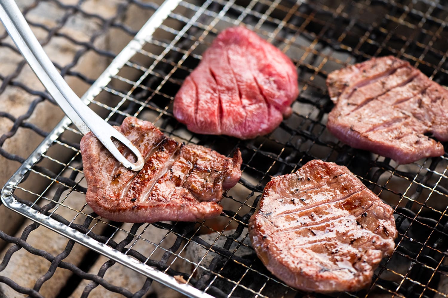 一份包含牛舌、牛裙排、烤蔬菜拼盤、尾湯、五穀飯糰、泡菜和甜點JPY3500套餐