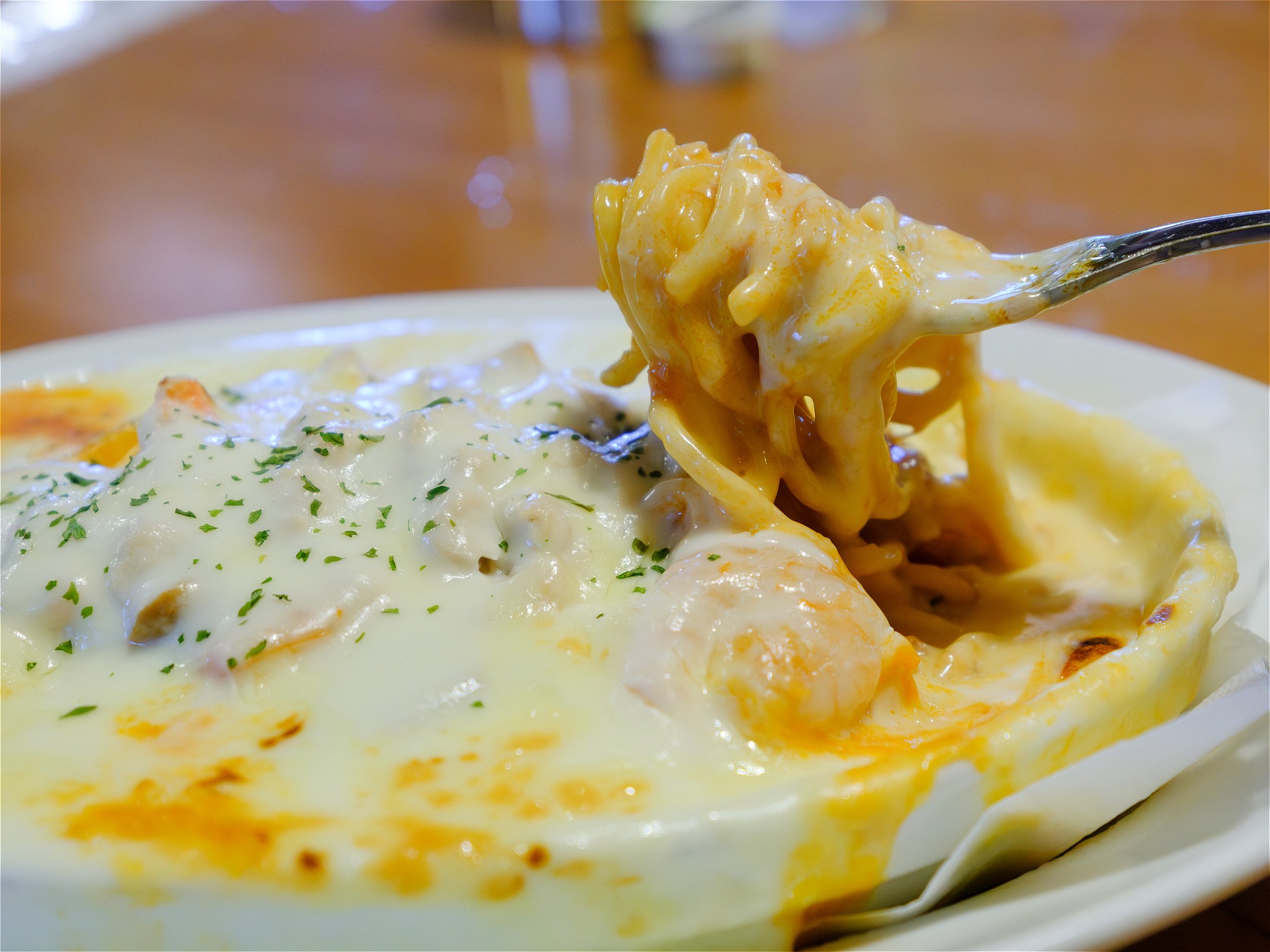 「看哪，這是一片海盜義大利麵的海洋，」胡克船長說，奶油太濃了，我幾乎能聽到。 您可以享受一桌快樂