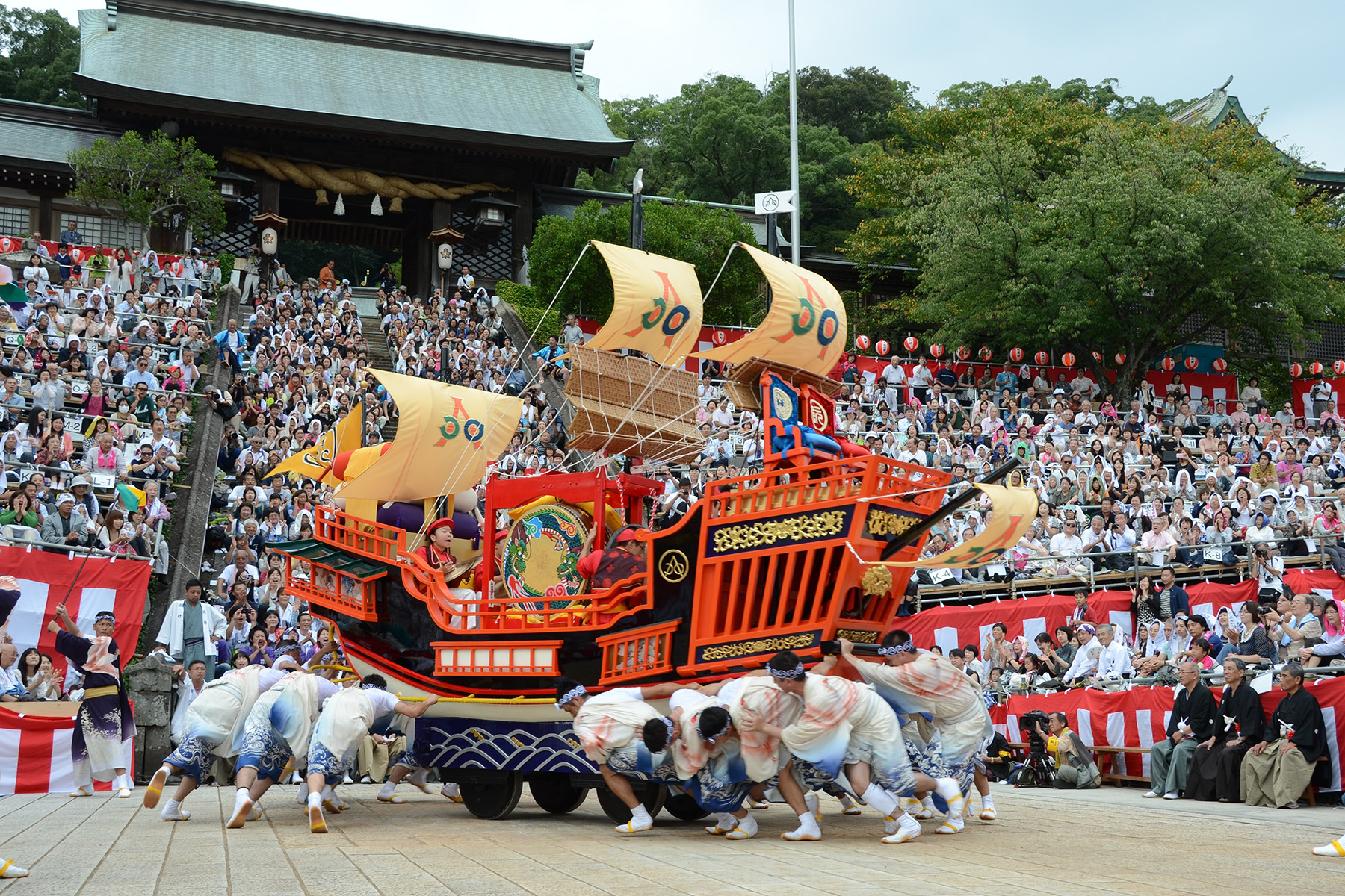 一艘紅色海豹船，再現了長崎商人和越南公主阿尼奧公主的馬車狀態。 重約5噸，是牽引物中最重的（照片由長崎市提供）