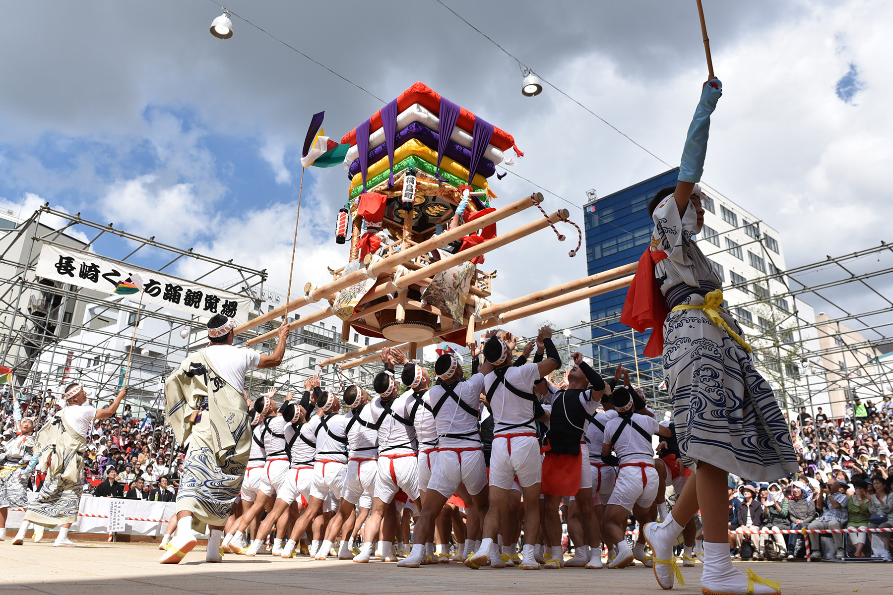 隨著“Kokko Desho”的喊聲，一個重約1噸的花車被向上拋出，用一隻手接住。 承載者為小鎮的實力感到自豪