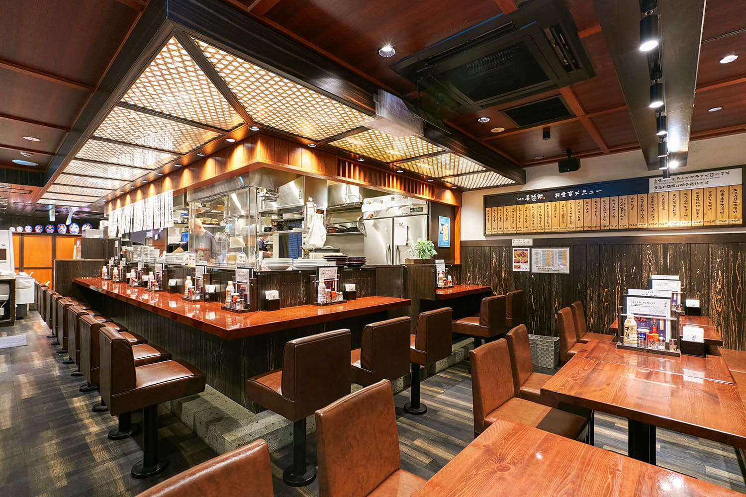 由於位於車站內，因此許多顧客在出差或觀光回家的路上都會光顧