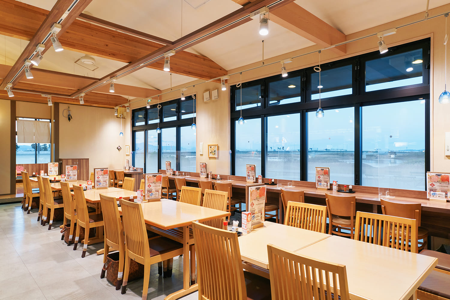 您可以在靠窗的吧台座位上欣賞名取川的景色。 在陽光明媚的日子裡，我們也建議使用具有開放感的露台座位。