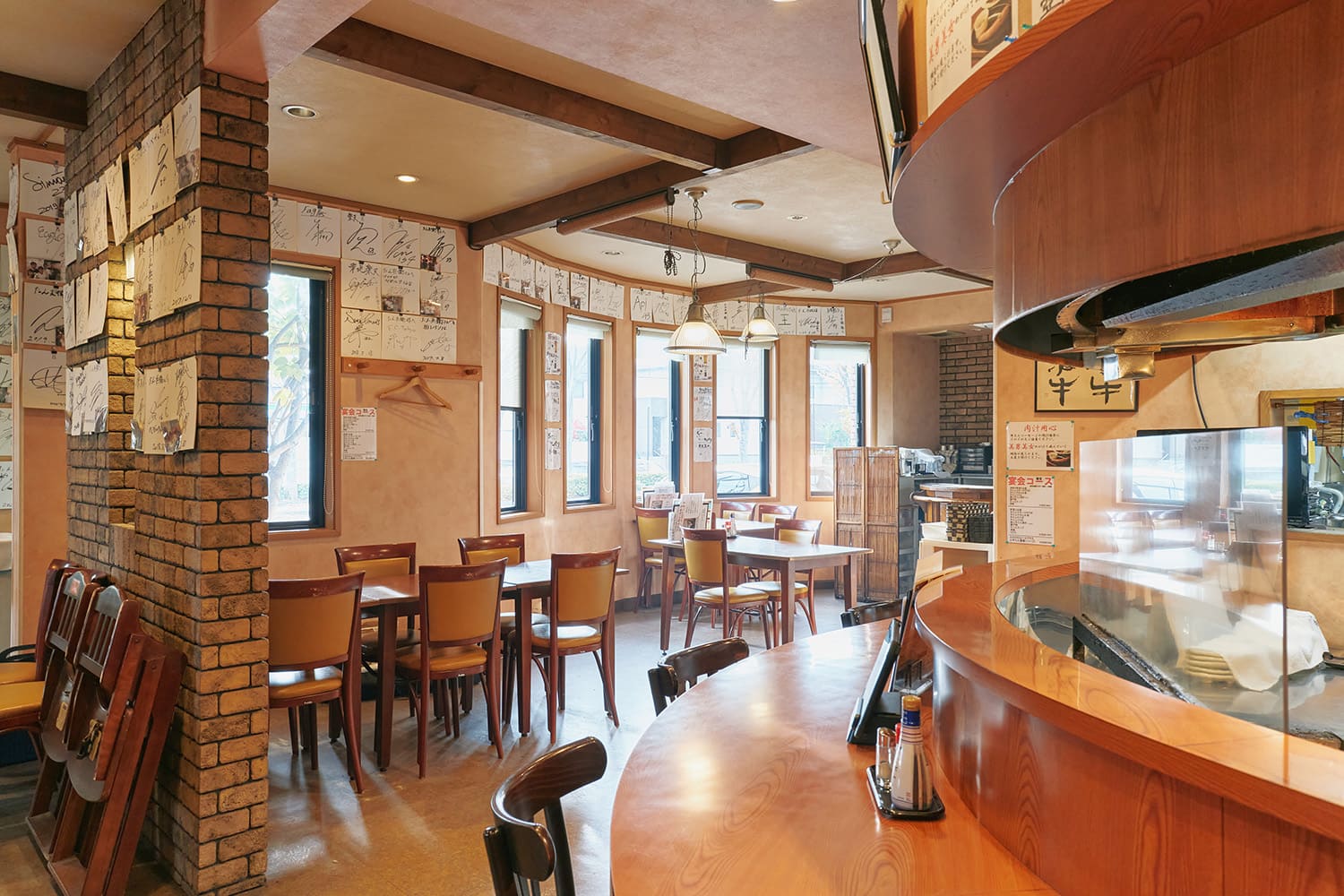 除了吧台座位和桌子座位外，還有稍微高起的榻榻米座位