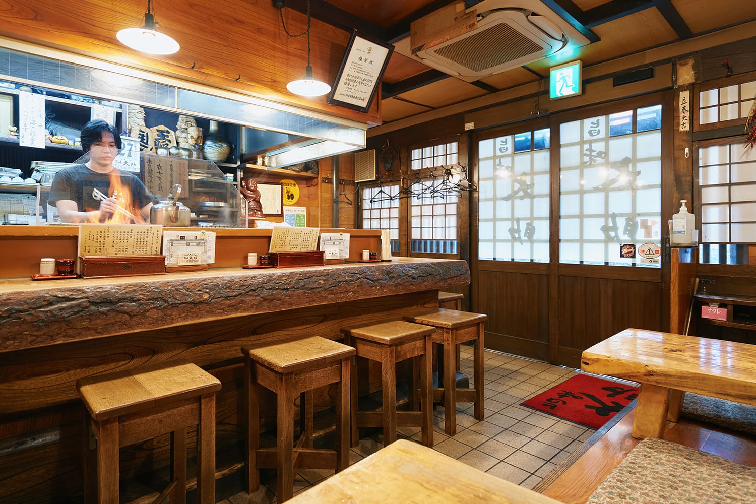 在吧台上，您可以近距離觀看工匠用炭火烤牛舌的過程