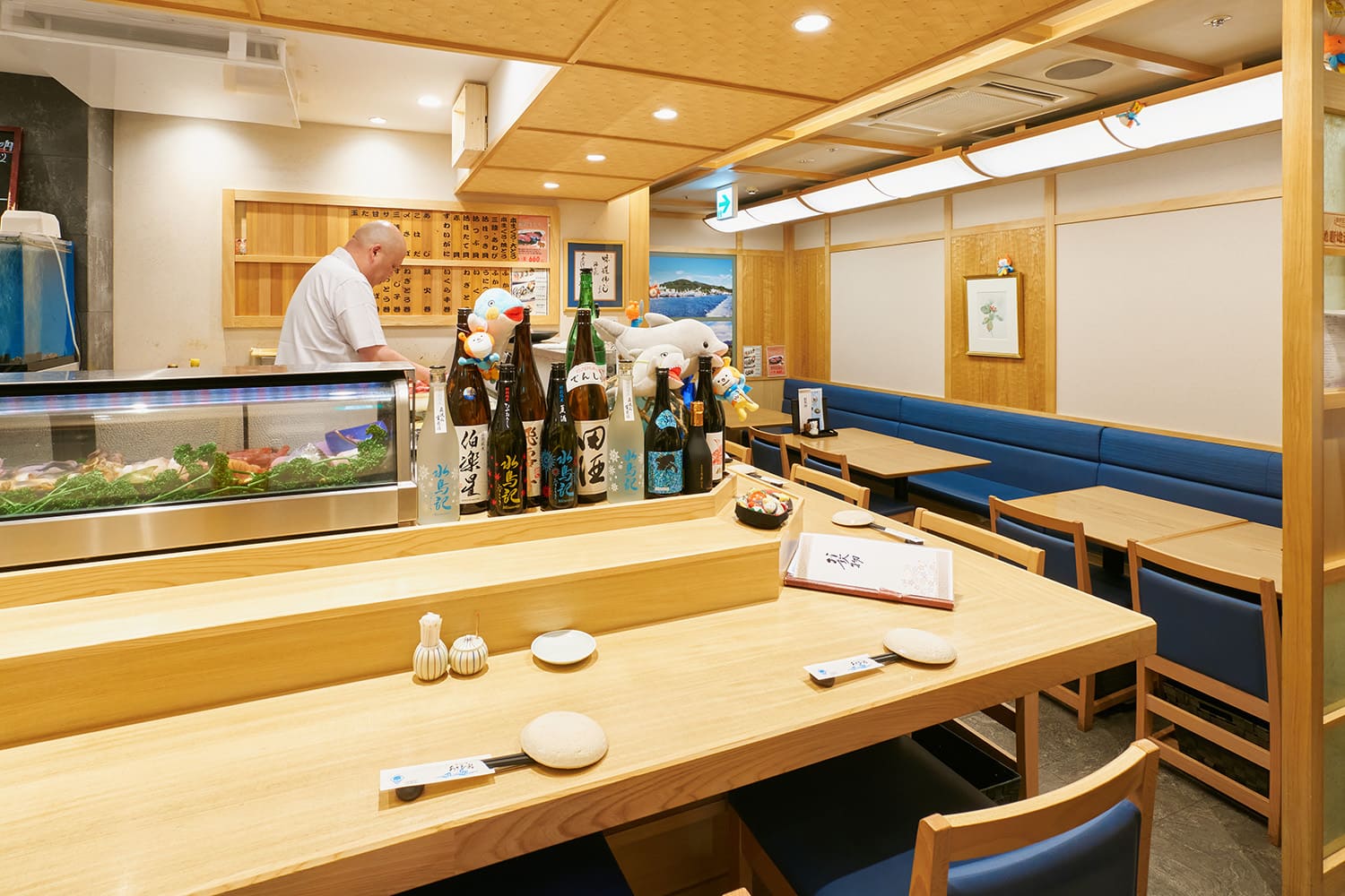 店內以白木為基調，氛圍簡單而舒適。 有吧台座位和桌子座位