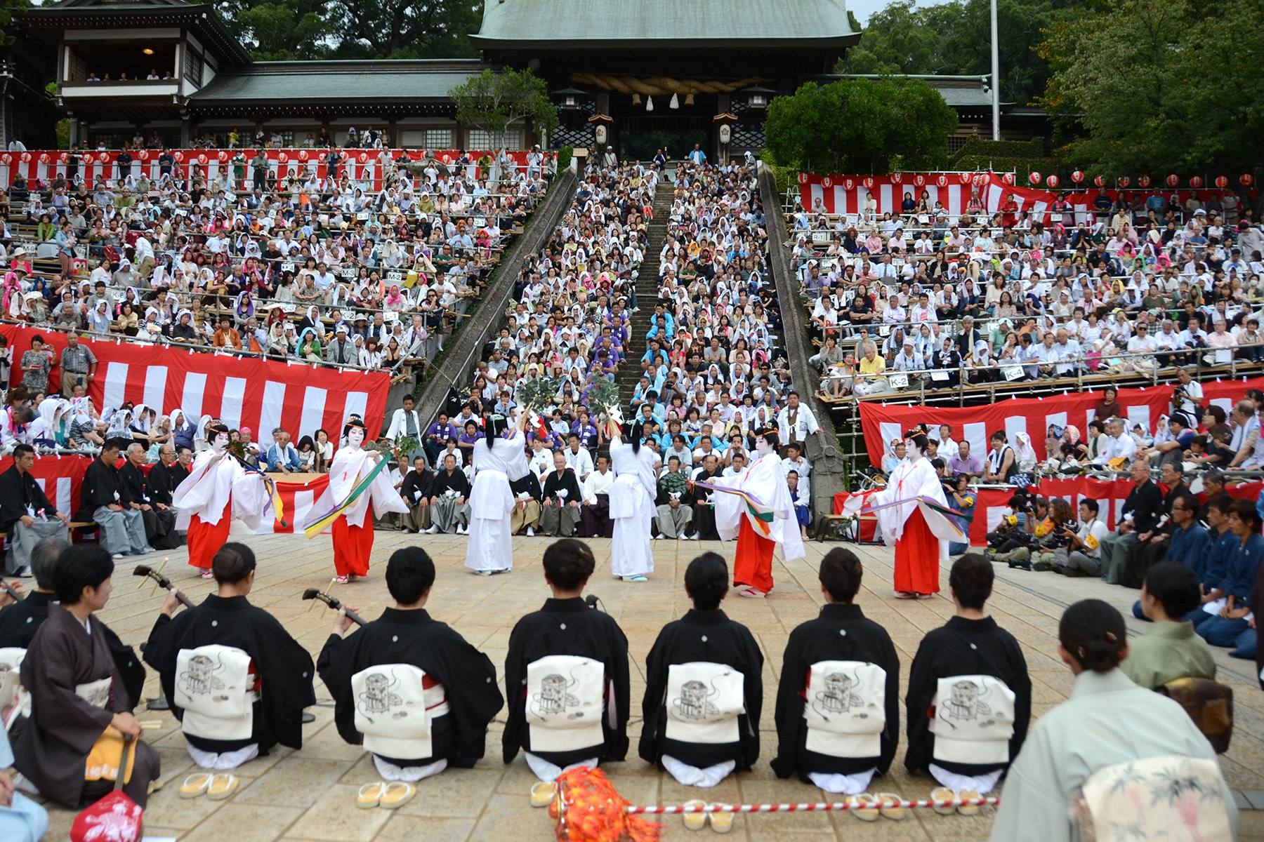照片中央的長坂是免費的，因為它被認為是神明的通道。 還可以隔著舞會看到長崎市（照片由長崎市提供）