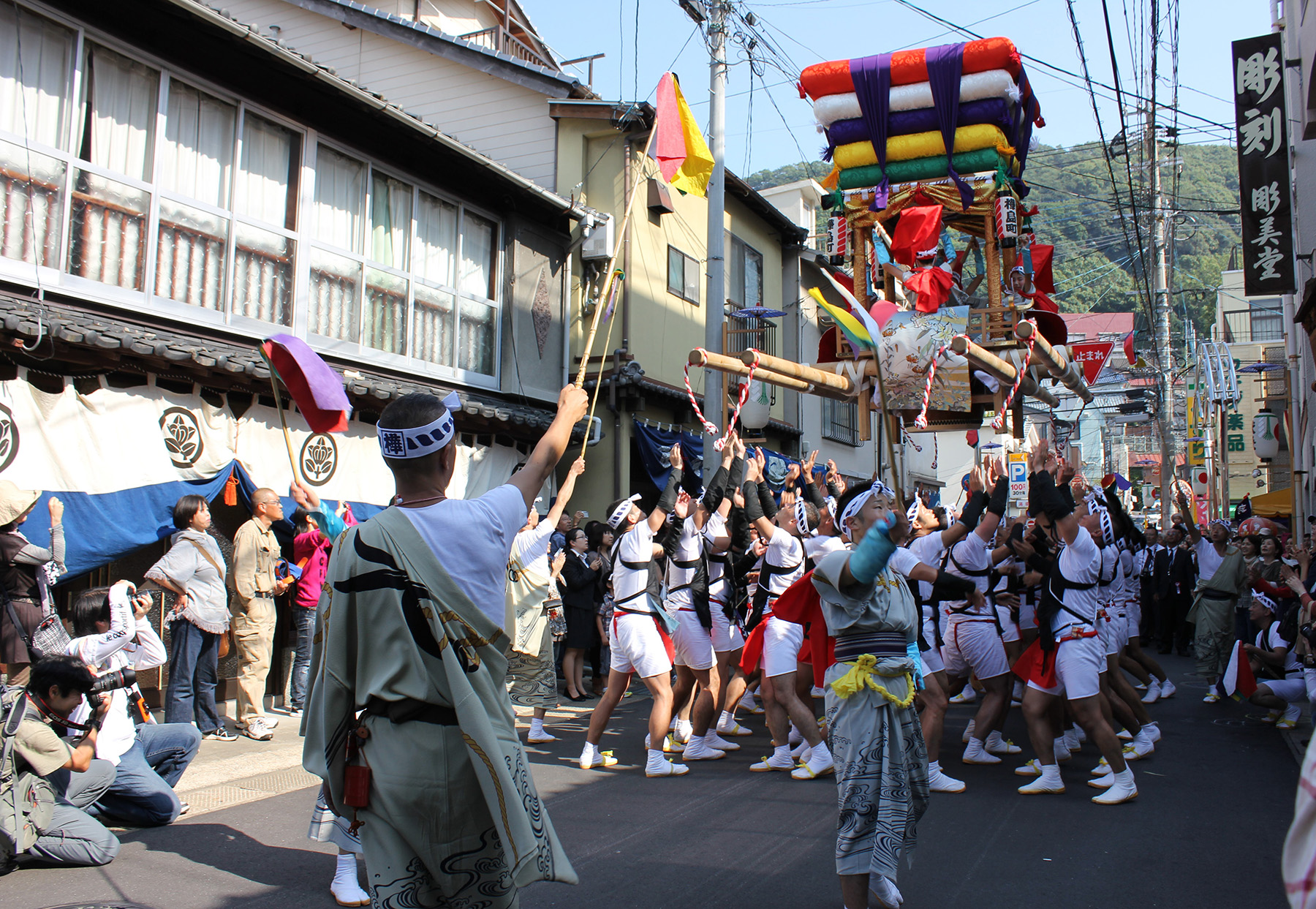 可以感受到城市與表演者的團結感，這就是園林前的魅力所在。 它很受遊客歡迎，因為它無需預訂即可參觀。