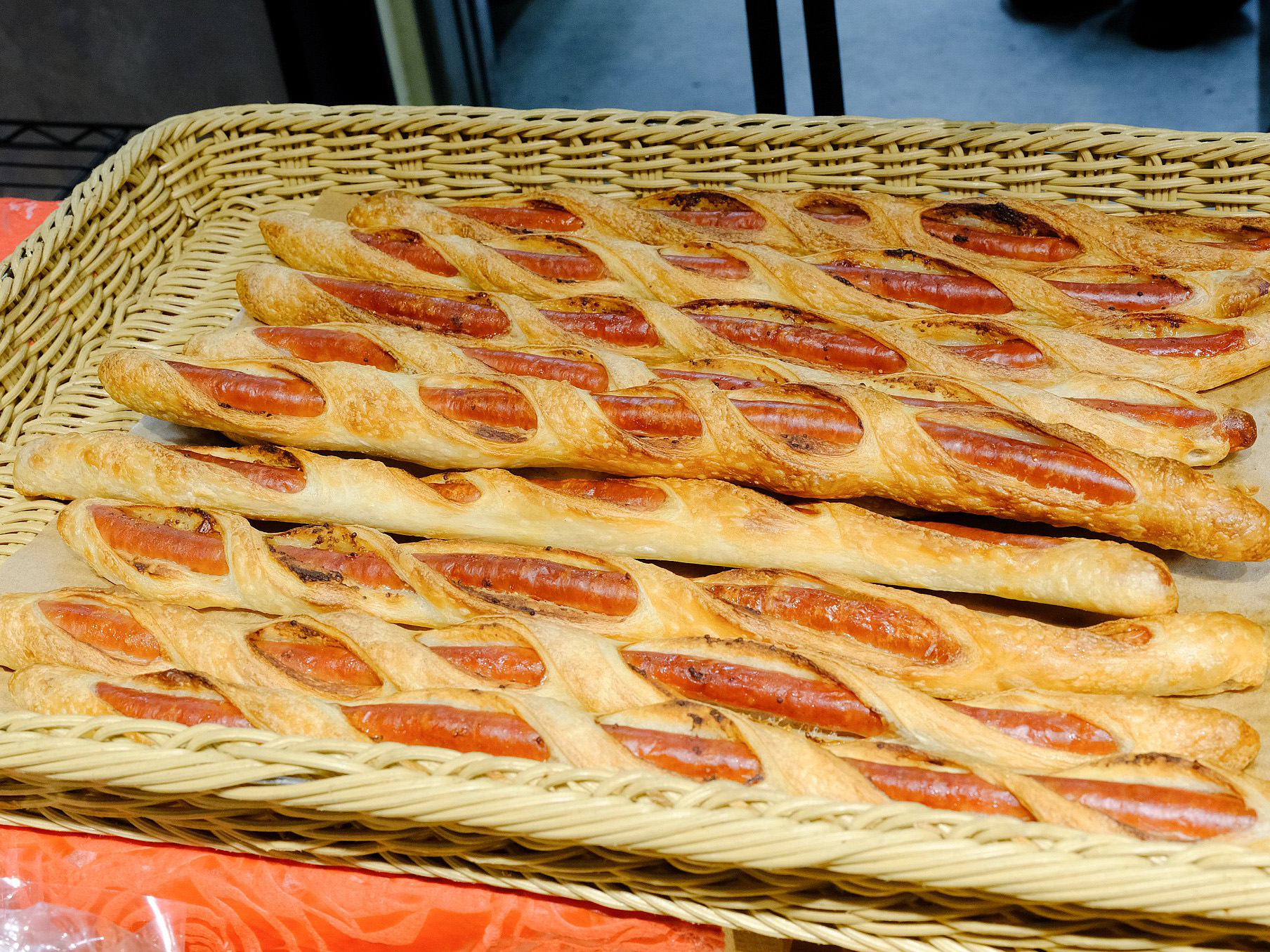 法國終極香腸（324 日元）。 隨處可見的熱門產品