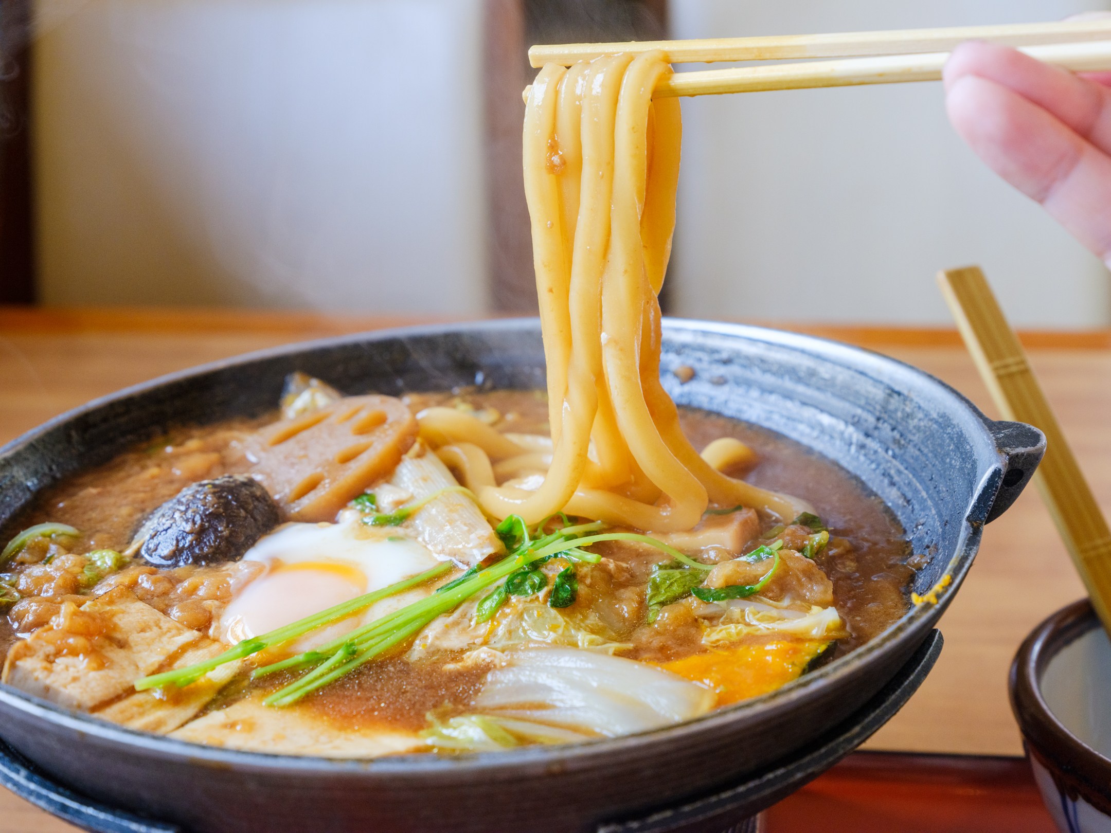 在自製工廠中熟成的烏龍麵，注重水和鹽