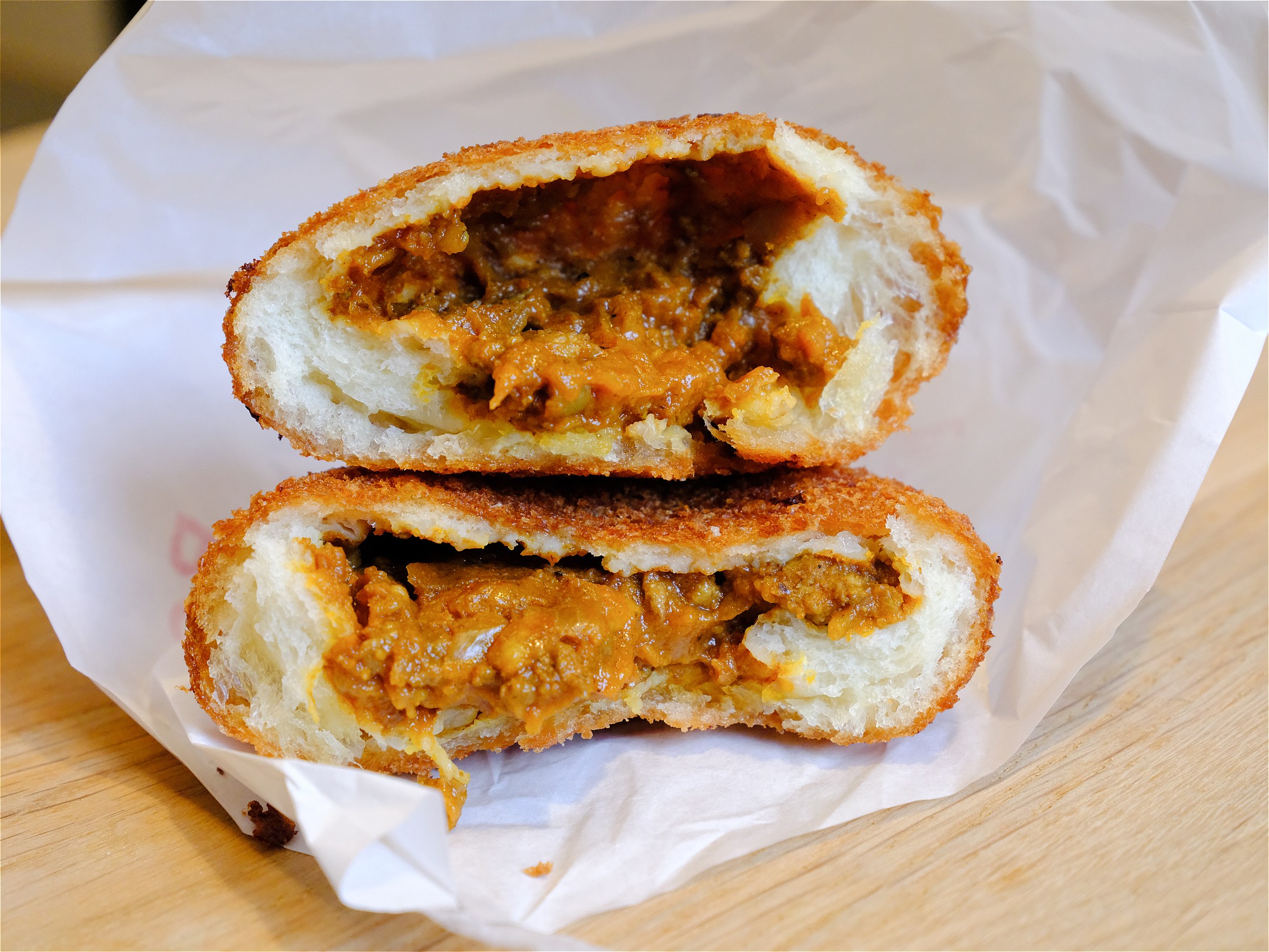 辛咖哩麵包（260日圓）