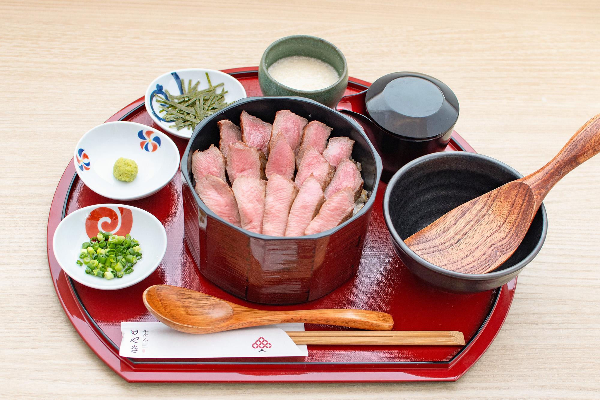 「特製牛舌櫃 Mabushi Gozen」JPY3500。 它已被社交媒體和電視節目介紹，並成為熱門話題