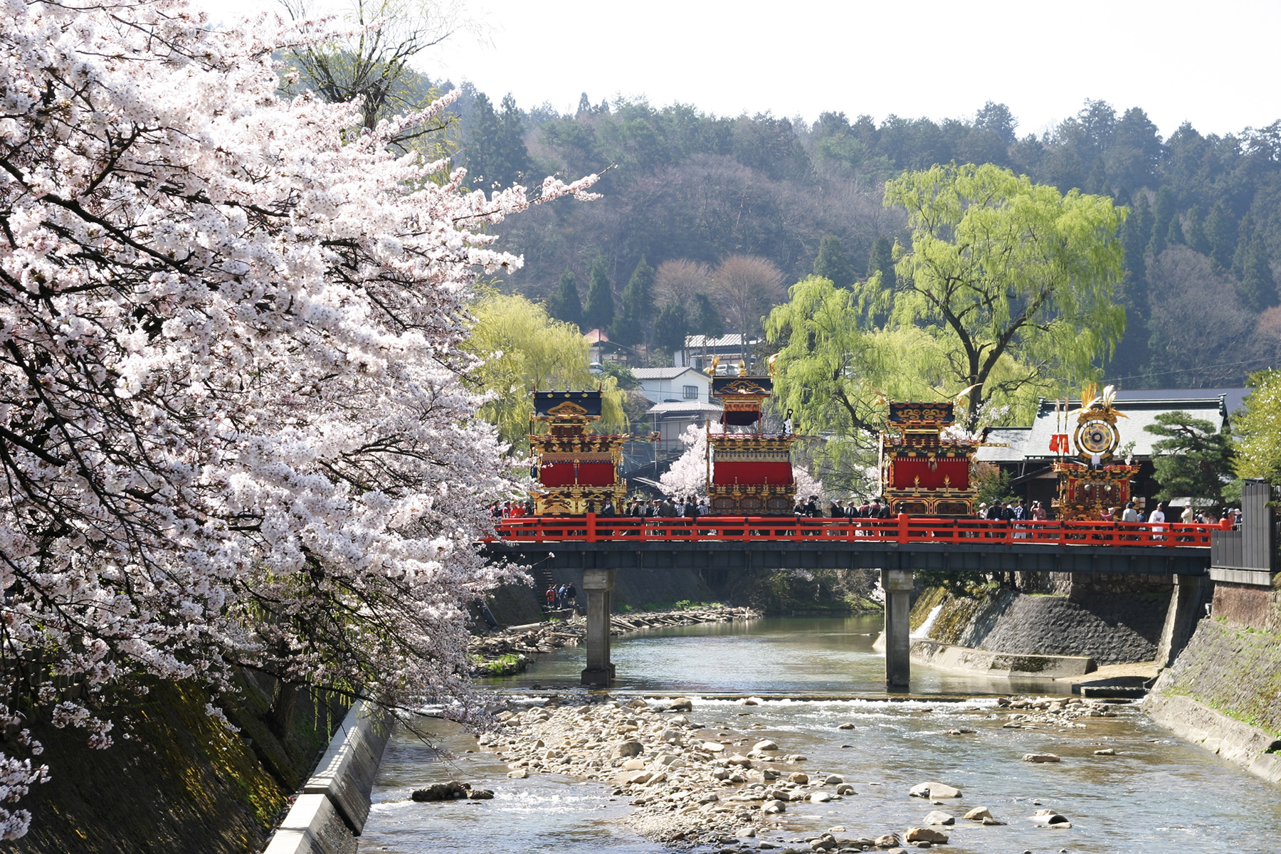 在舊高山城下町南側舉行的春季高山祭