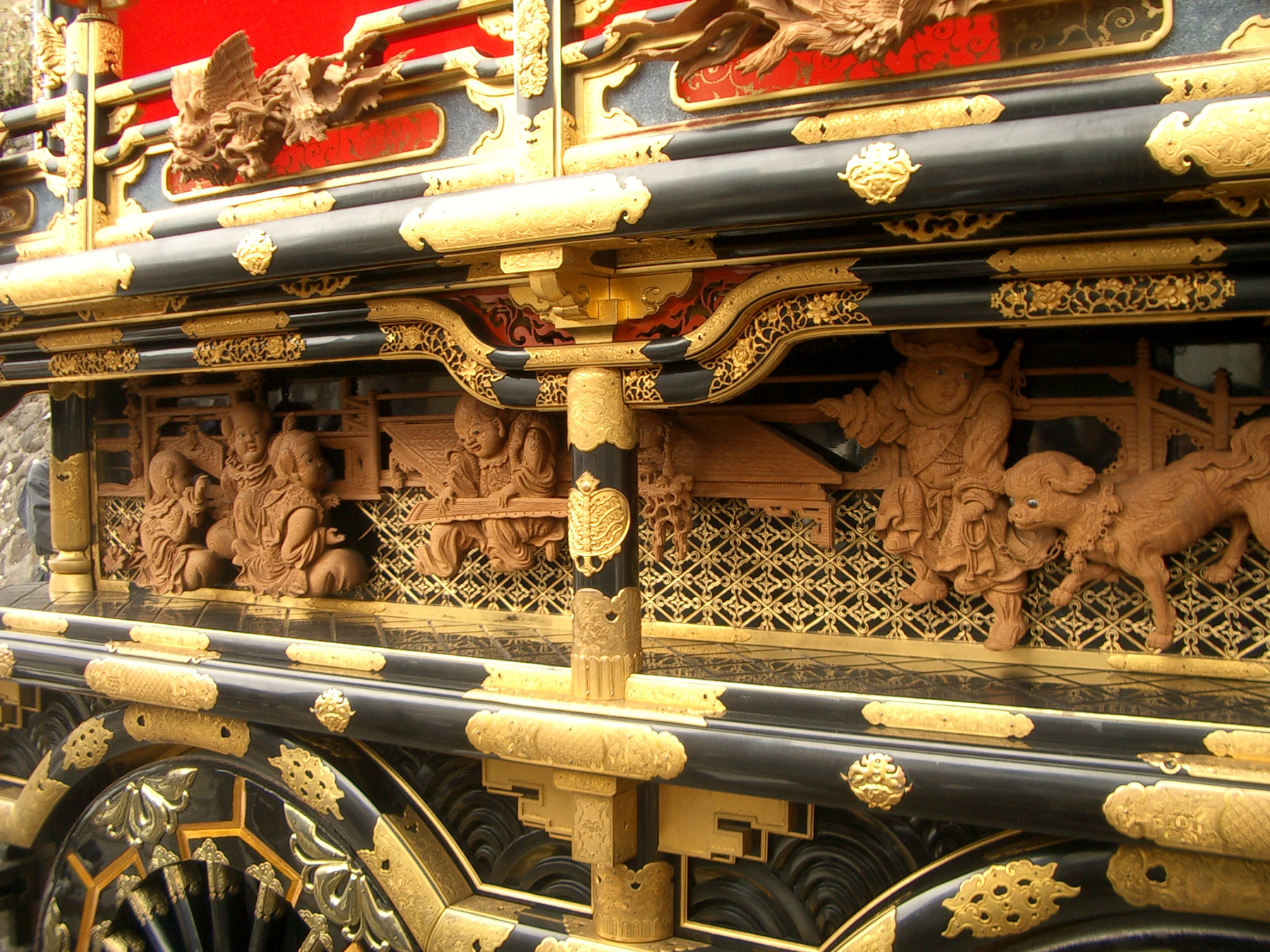 高山工匠大師的精美雕塑裝飾著攤位