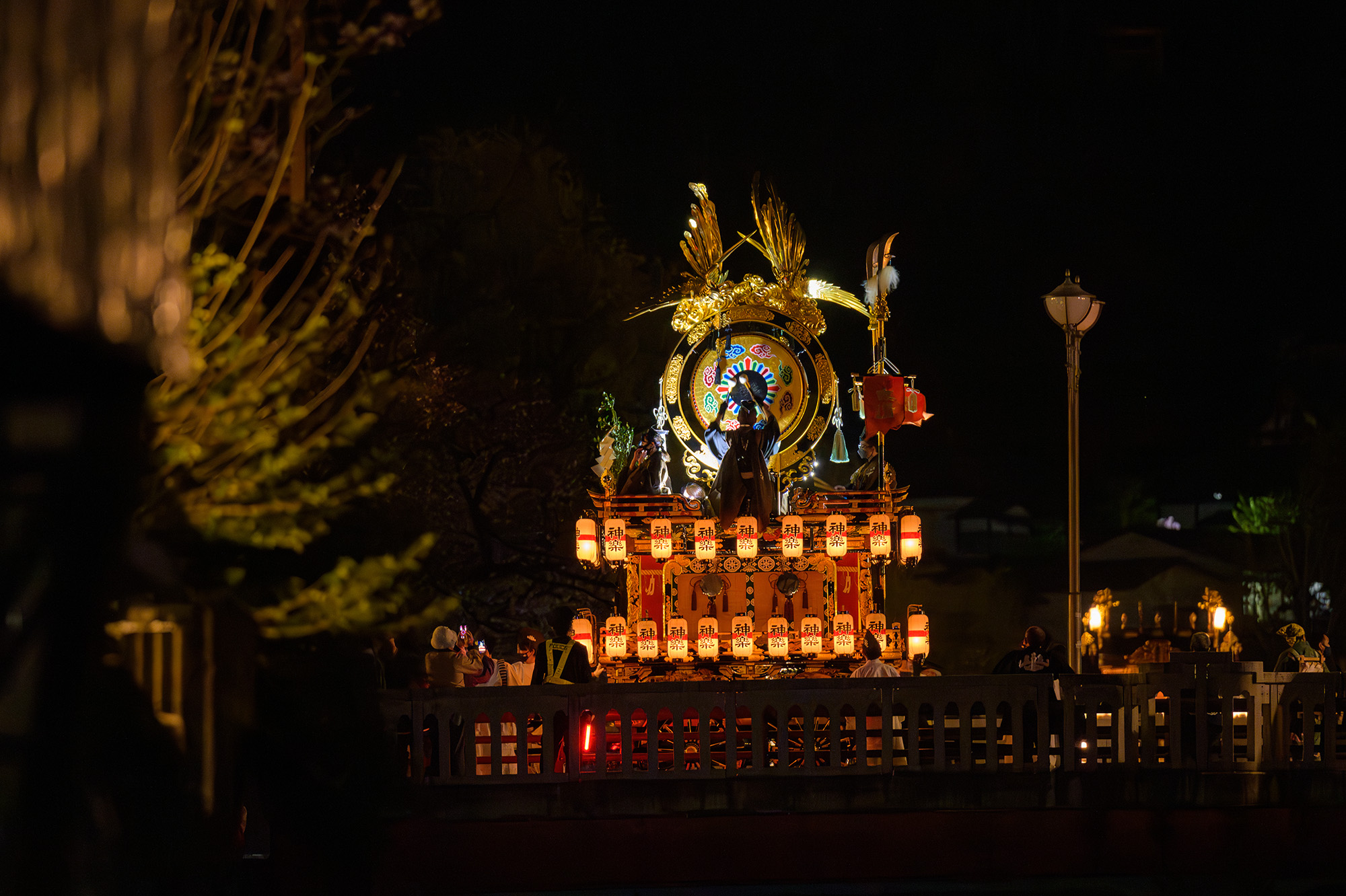 神樂露台的雄偉外觀和燈籠的閃爍燈光