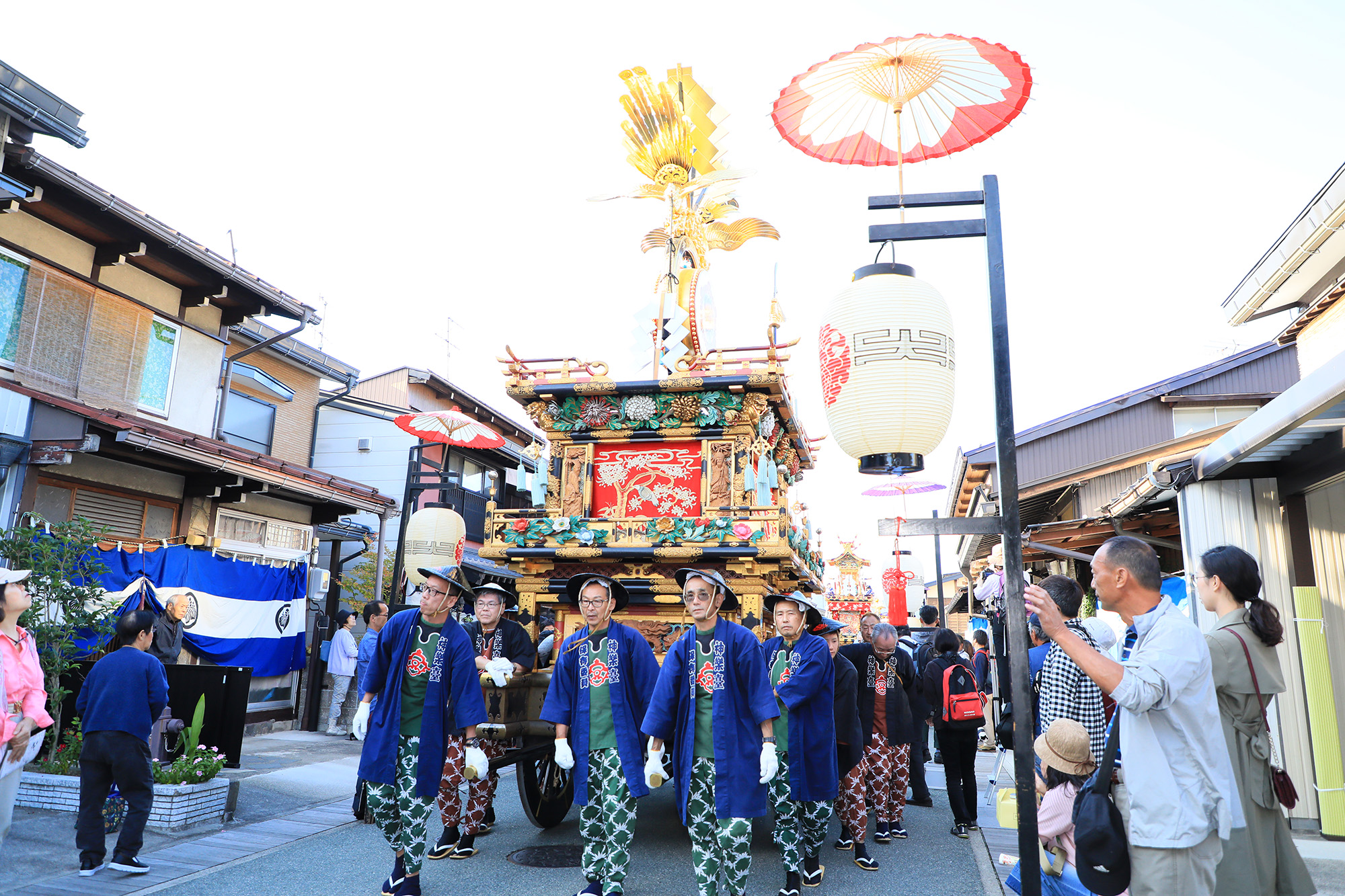 實際在鎮上移動有價值的小吃攤，拖著攤位轉來轉去的風景
