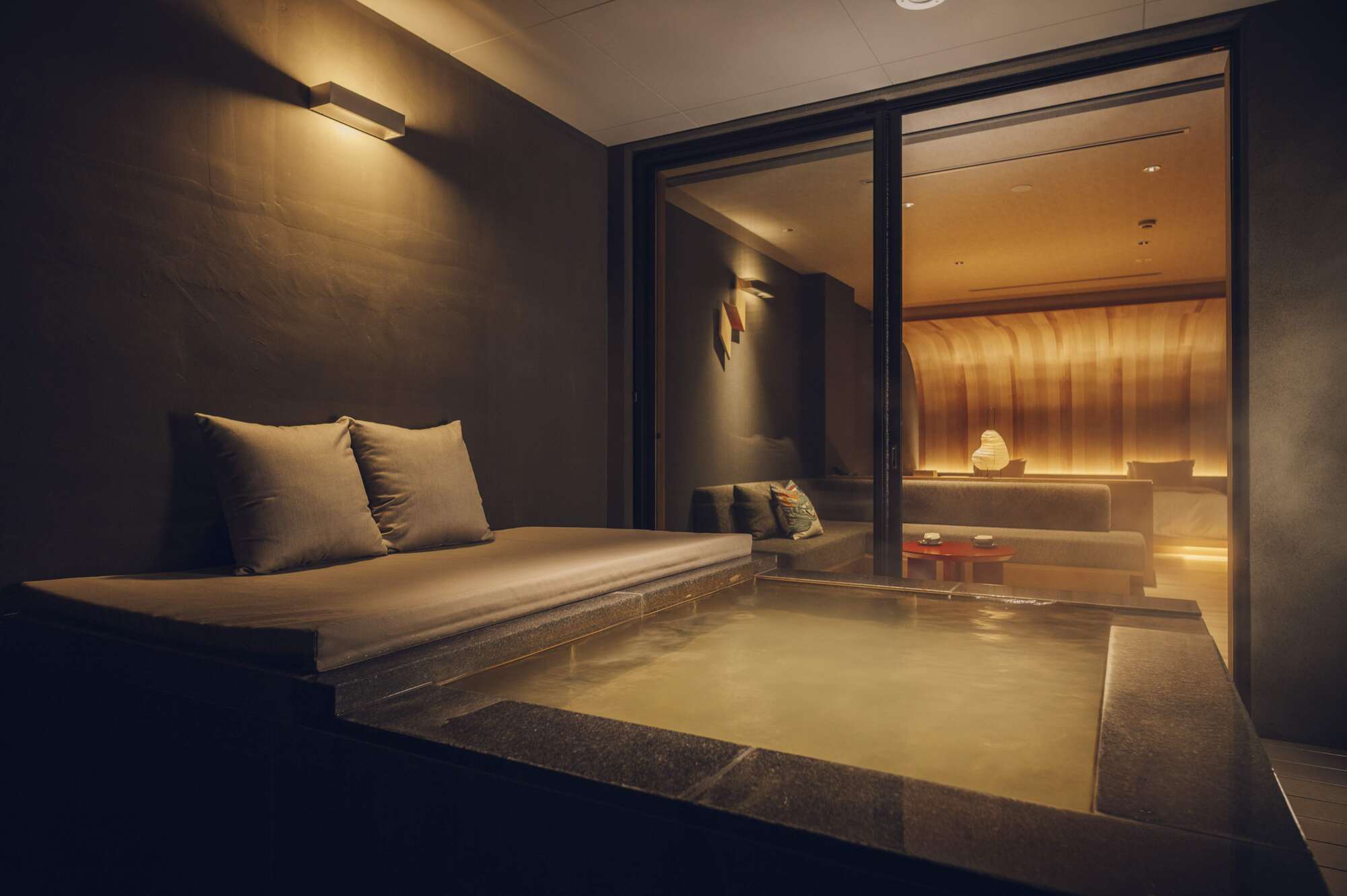 西式房間，設有露天溫泉場，位於當地特色客房「飛驒木之間」