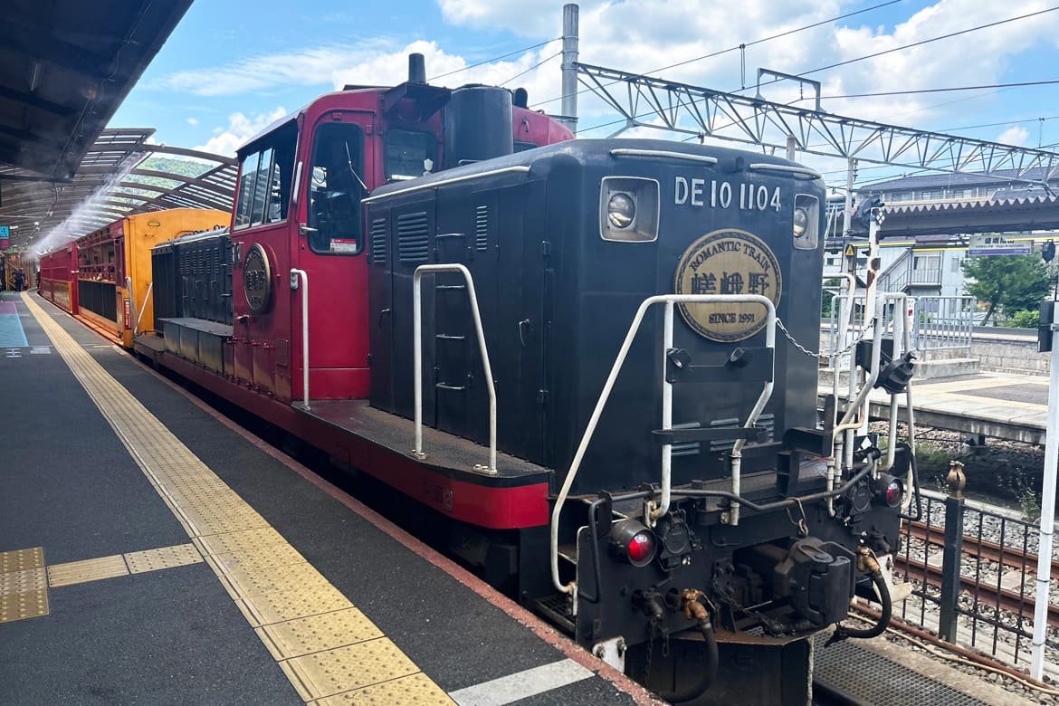 現役於國鐵時代的DE10型內燃機車牽引現役車輛