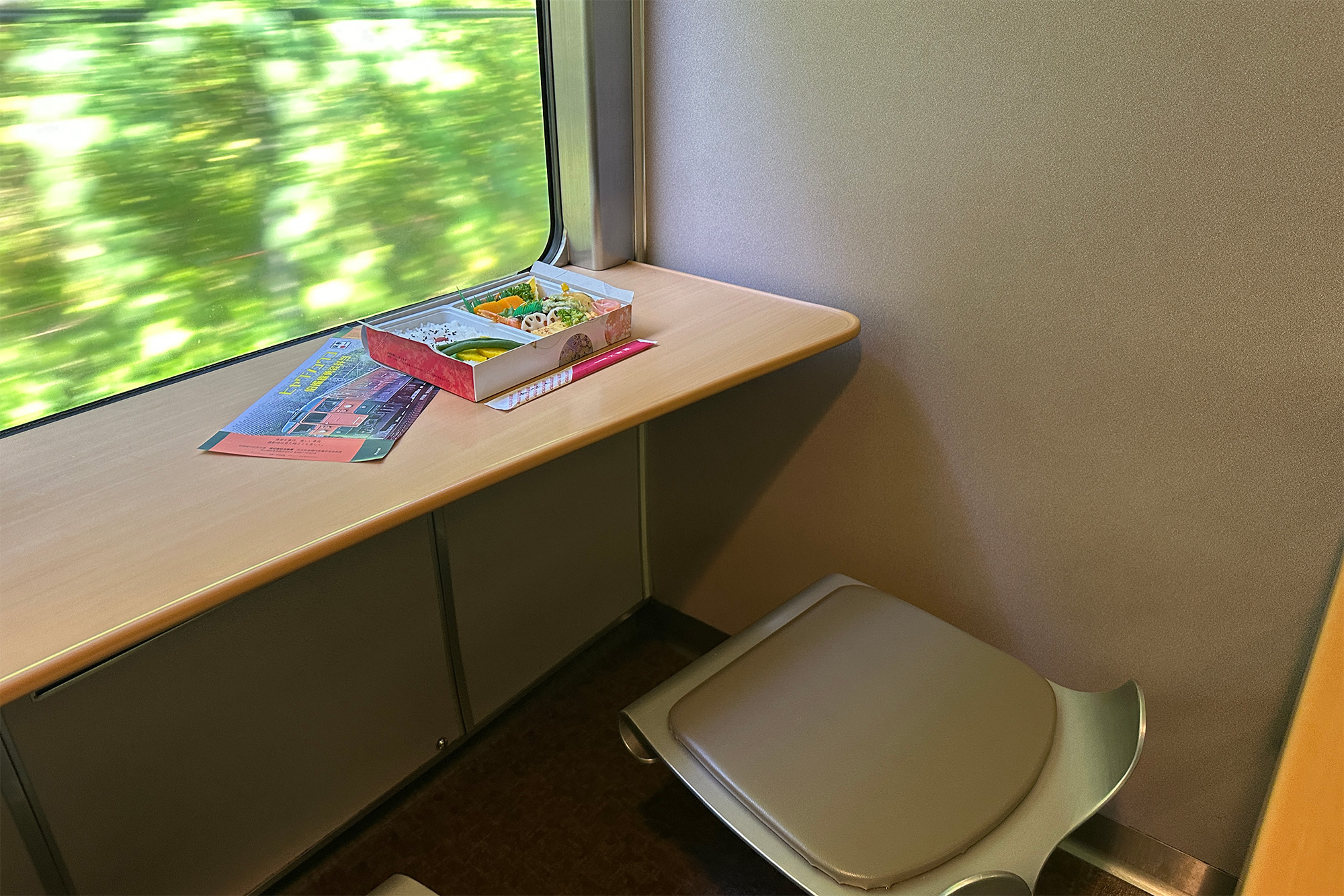 在休息室吃附便