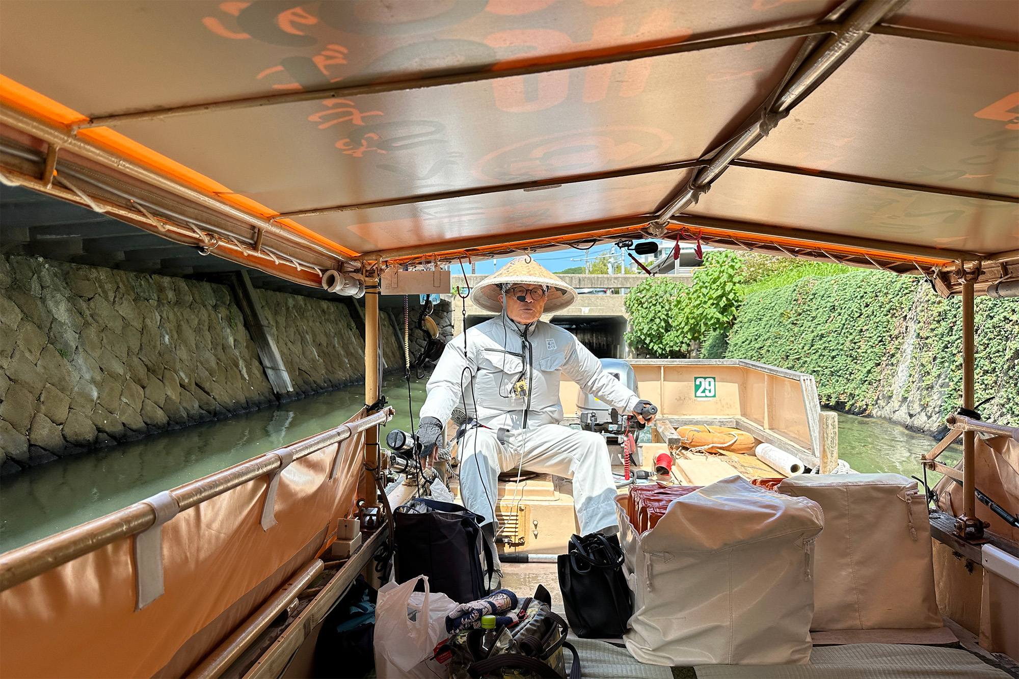 船隻正常狀態，船夫坐在船首