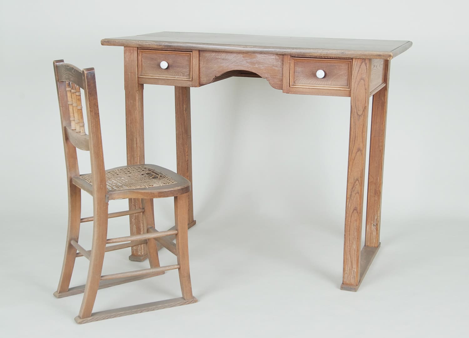 八雲的桌子和椅子。 由於他左眼失明，右眼近視，所以他把臉貼近一張高大的定制桌子寫字（照片由小泉八雲紀念館提供）