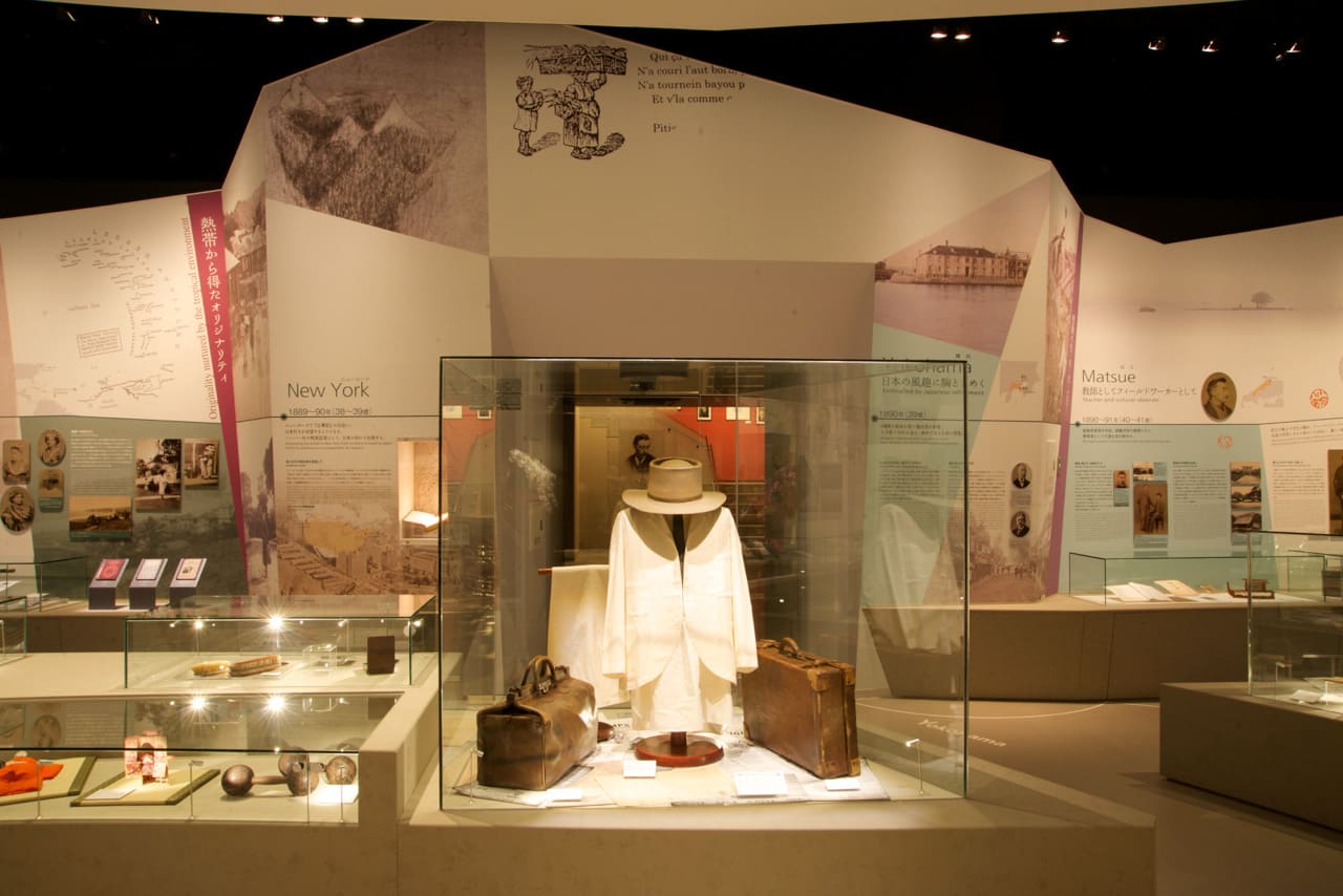 在第一個展覽室中，按時間順序介紹了八雲的生平（照片由小泉八雲紀念館提供）