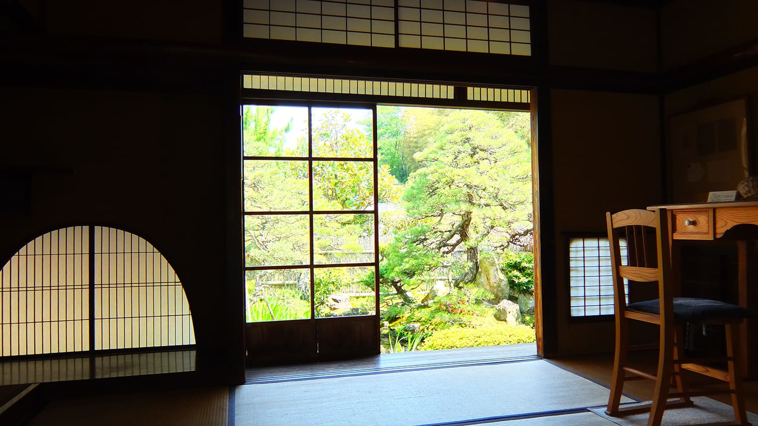 八雲說，他每天都穿著和服看花園。 您最喜歡的桌椅（複製品）也展出，您可以坐在上面（照片提供：小泉八雲紀念館）