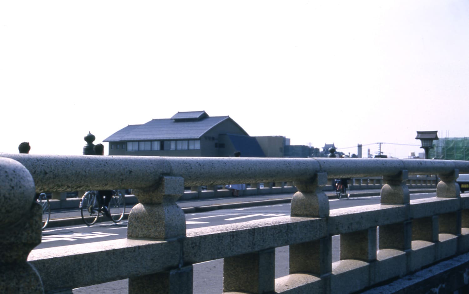 松江橋裝飾著花崗岩護牆和偽金珠寶。 大橋川四座橋中歷史最悠久的橋樑