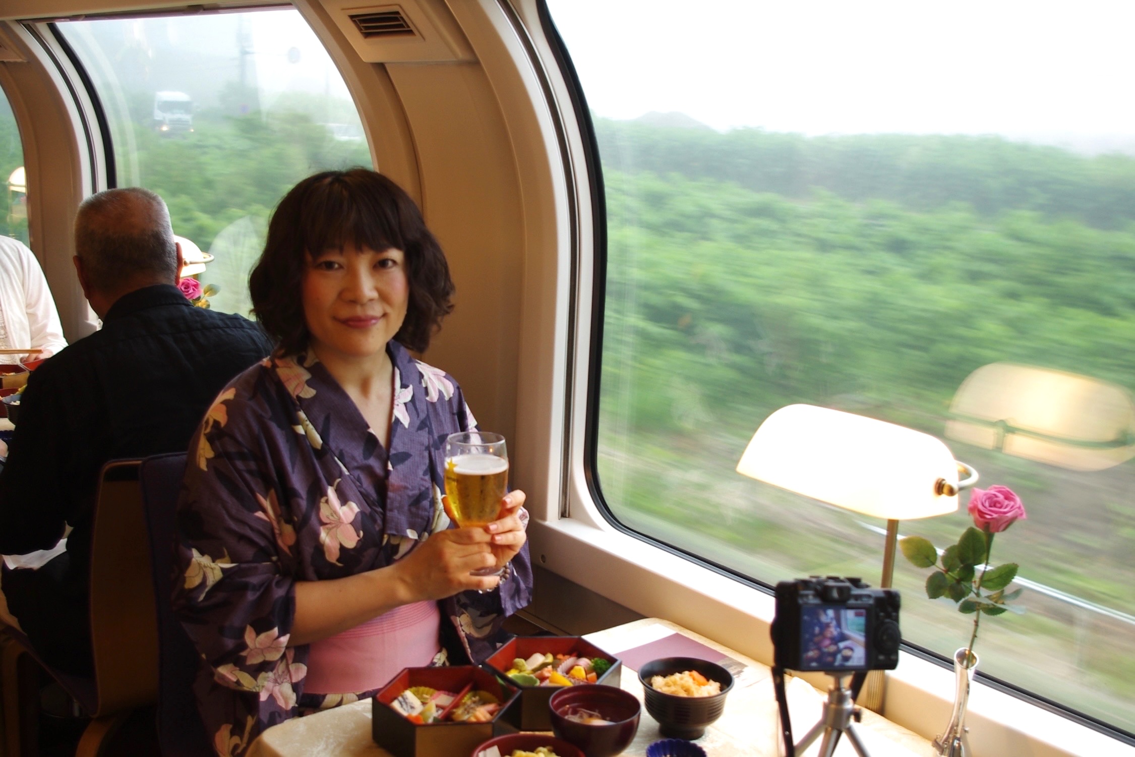 Cassiopeia Kaiseki 在一節 Cassiopeia 餐車內的套餐（照片攝於 2015 年）