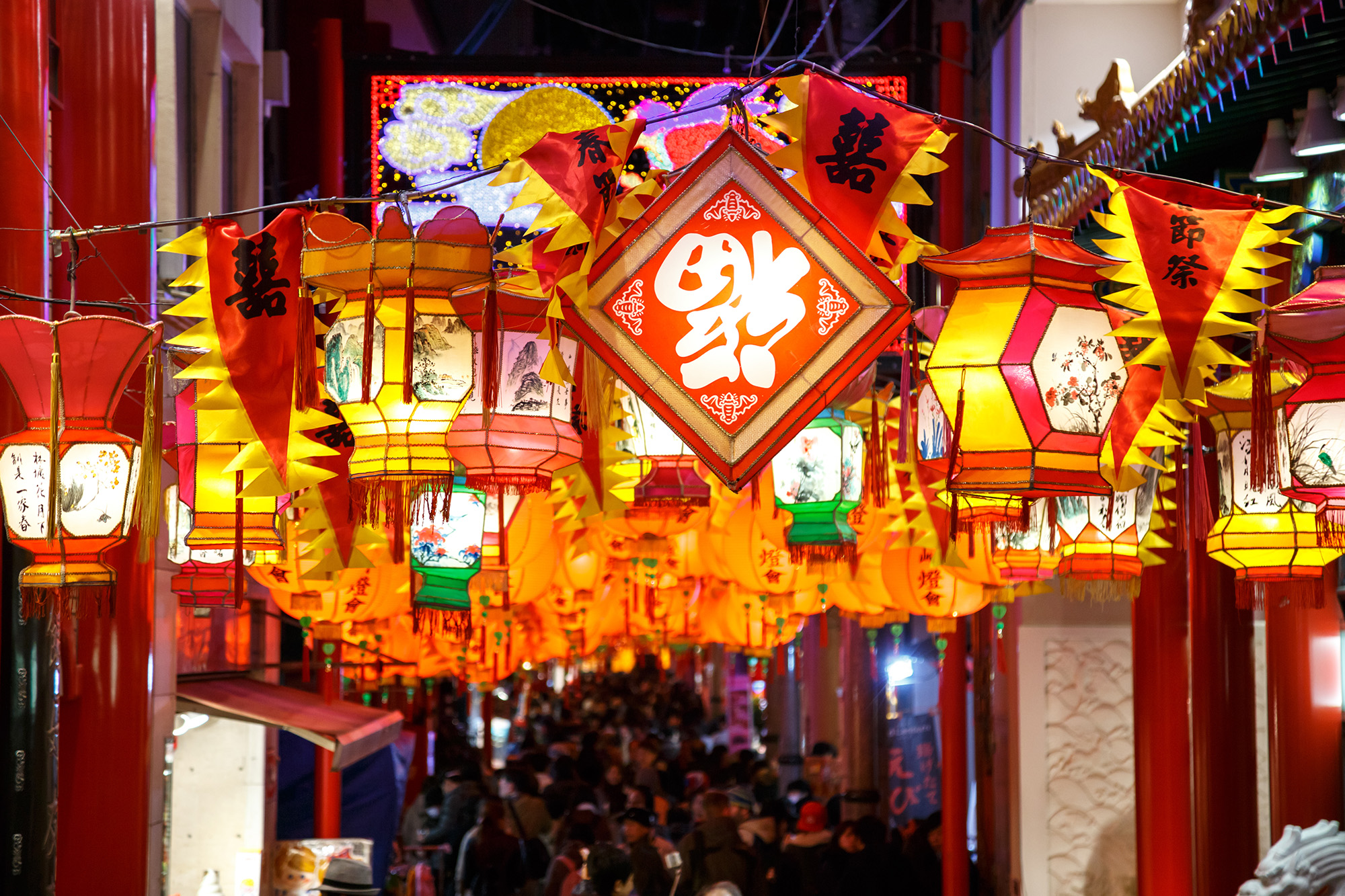 長崎新地華埠約有40家店鋪，是日本繼橫濱和神戶之後最大的唐人街之一