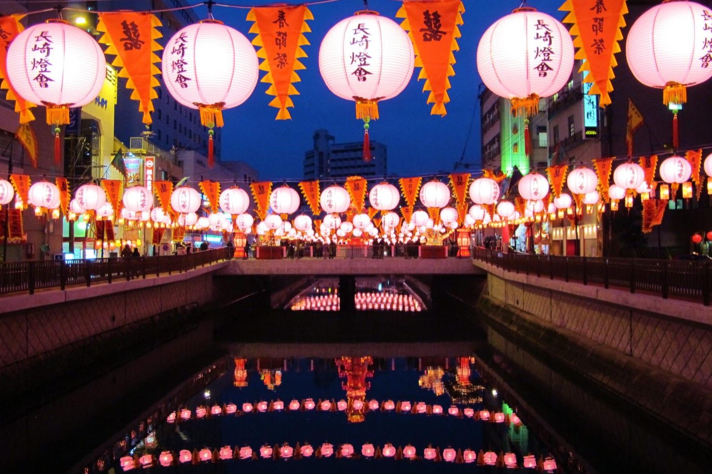 沿著多薩河，可以看到桃色燈籠。 照片中新地橋附近的廣場也出現了大型物體