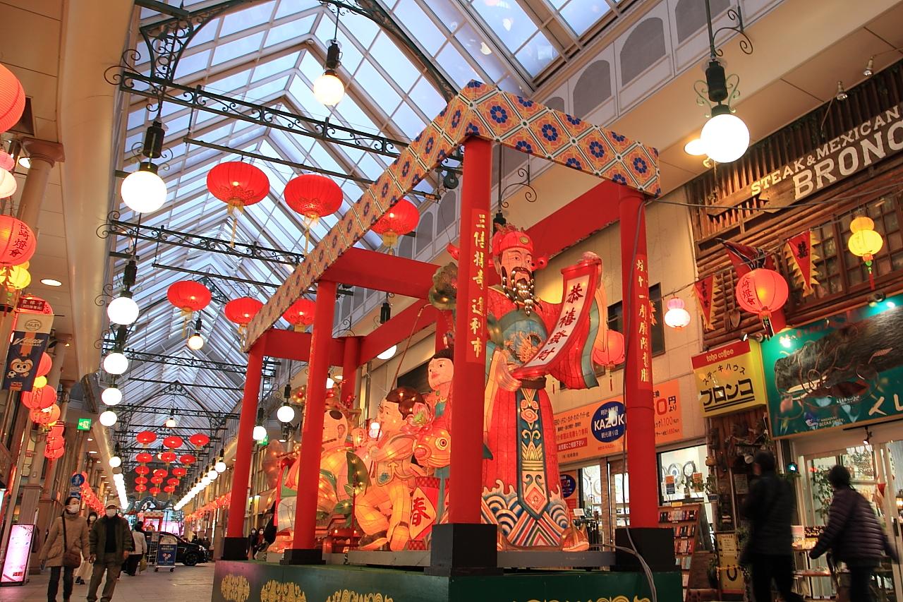 濱町拱廊長度約為350公尺。 在Langfest週末，許多兩個遊戲廳的商店會延長營業時間至晚上9點。