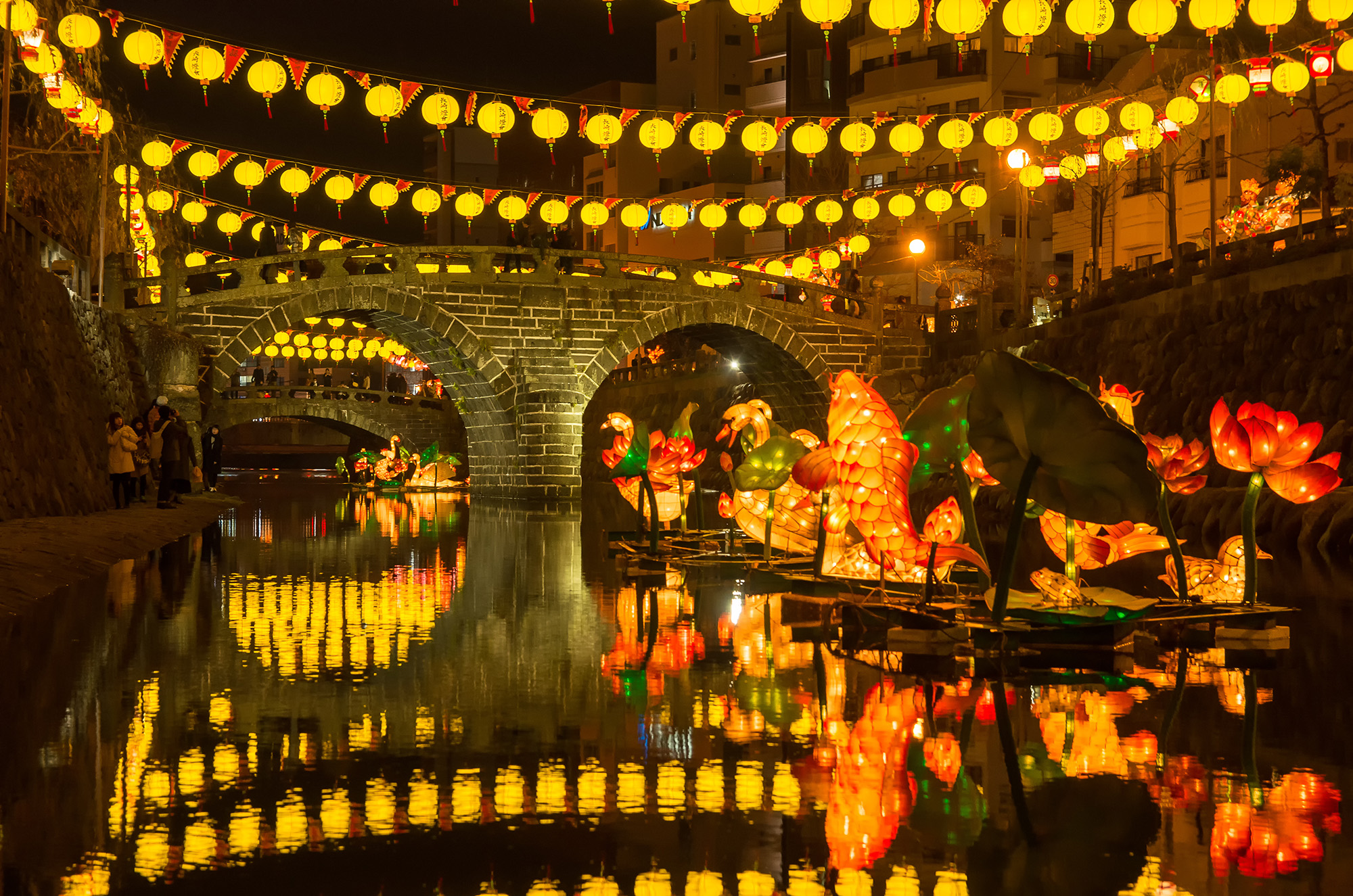 這是一個讓你彷彿走入另一個世界的精彩場景。 女冠橋是著名的橋樑，與東京的「日本橋」及山口的「金台橋」齊名