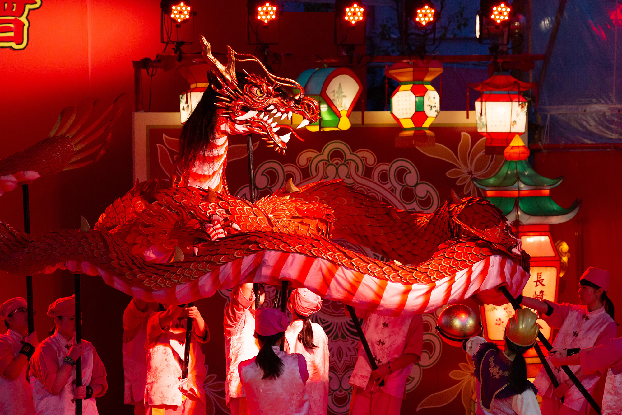 這條龍長約20公尺，體重超過120公斤，身體起伏召喚雲朵，吞下月亮，並移動讓月亮下雨