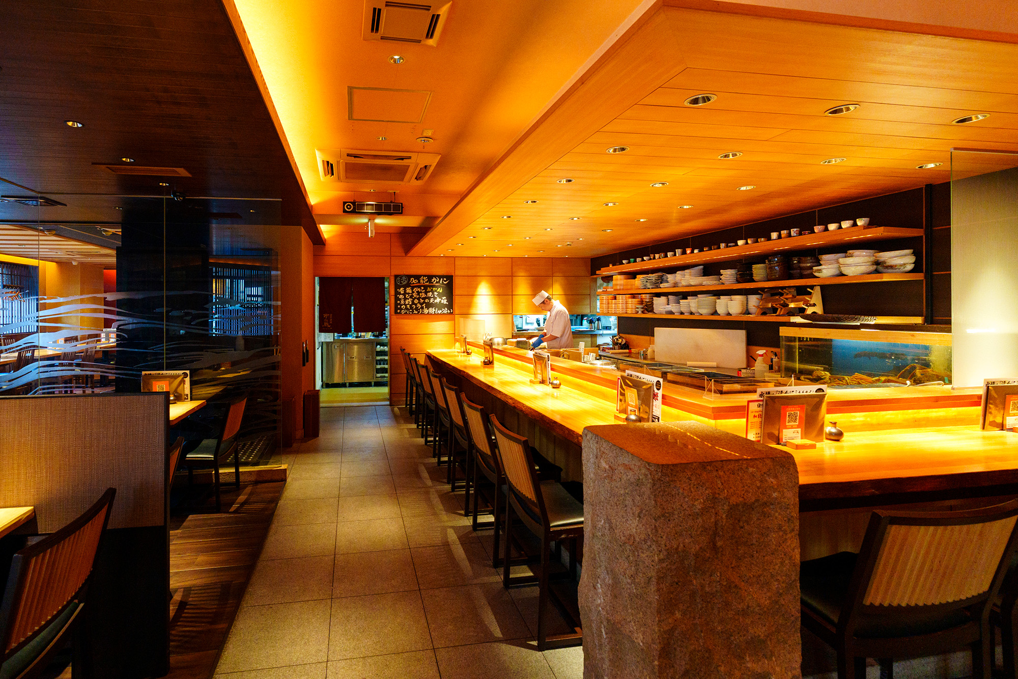  In addition to the counter seating, which is easy to enter by yourself, there is also a semi-private room perfect for group travel.