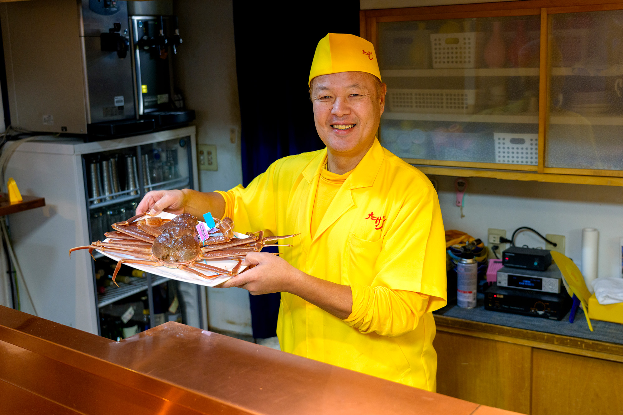  The proprietor wears his trademark yellow kappogi (Japanese apron). Note the custom-made yellow cassette stove.