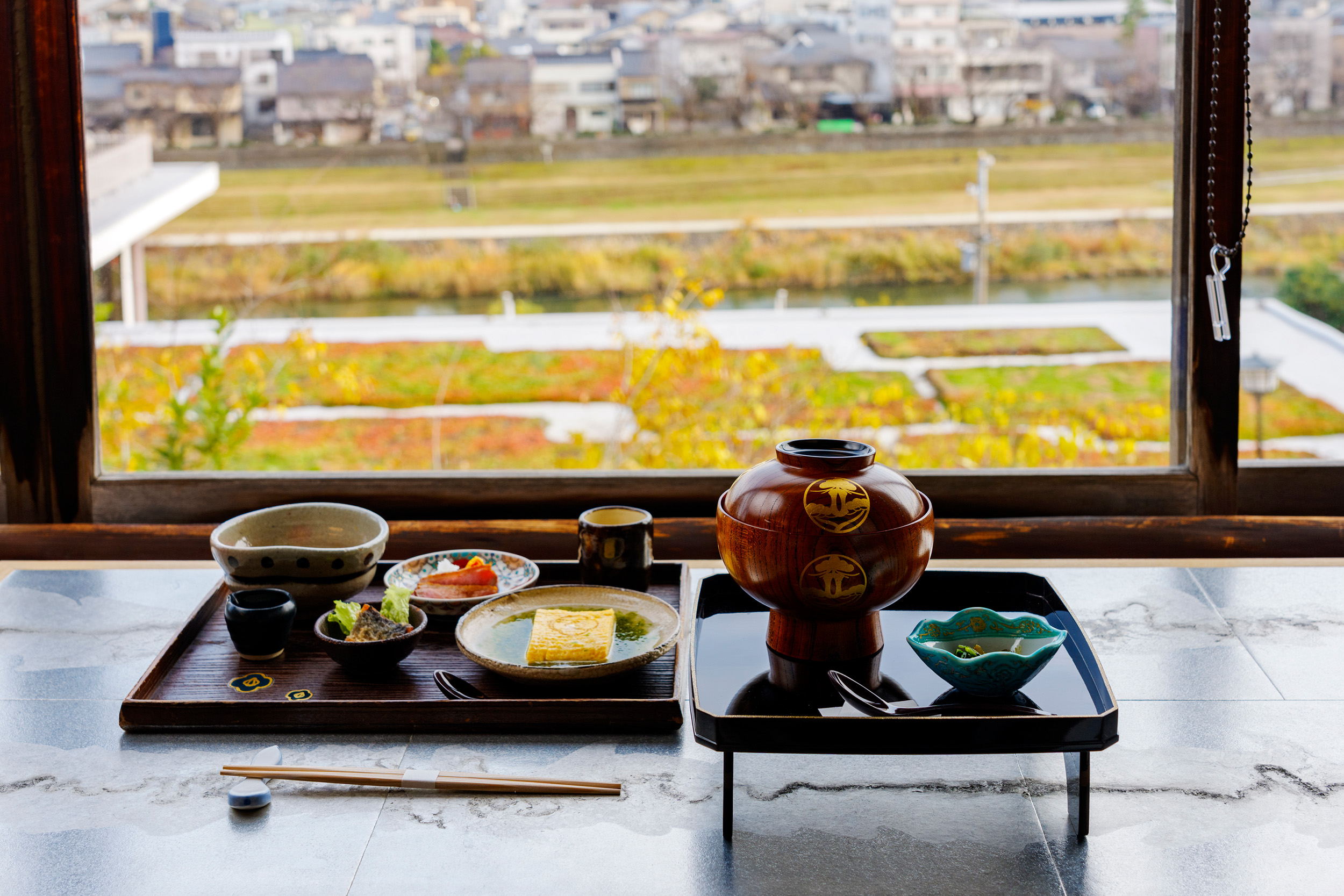  Dine at a table overlooking the city of Kanazawa while listening to an introduction to the cuisine.