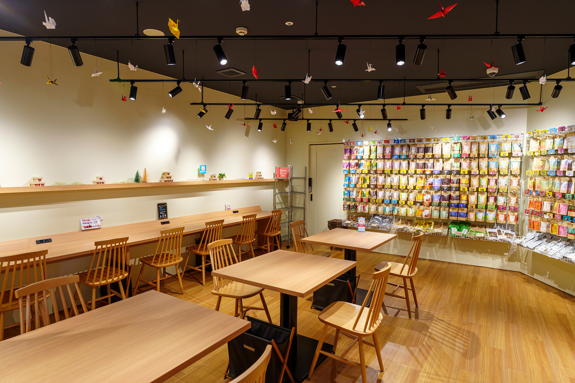  Delicious teas from all over the world are available, from tea leaves carefully selected from all over Japan to rooibos tea and yerba mate.