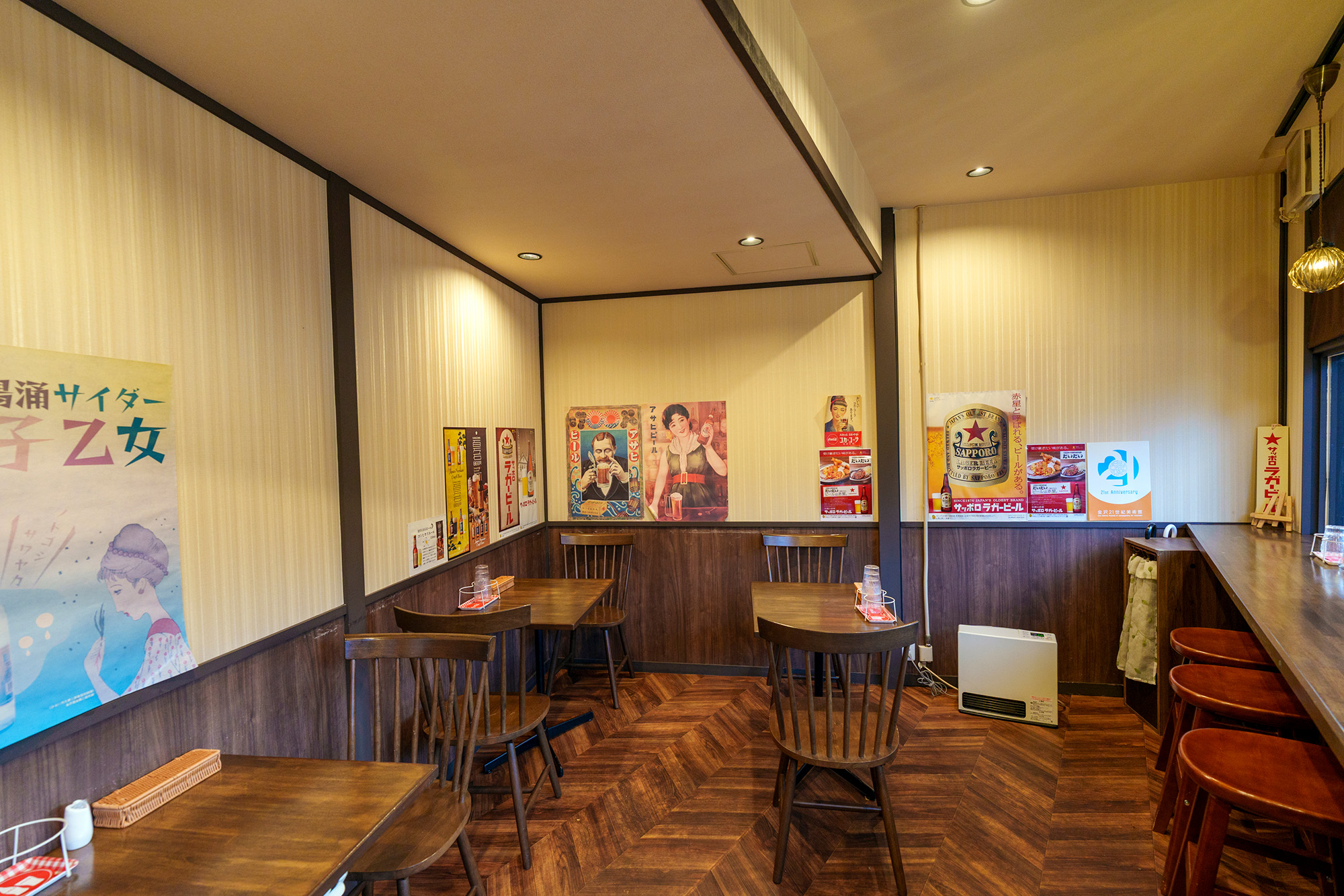 복고풍 포스터가 붙은 매장 내부는 편안한 공간입니다