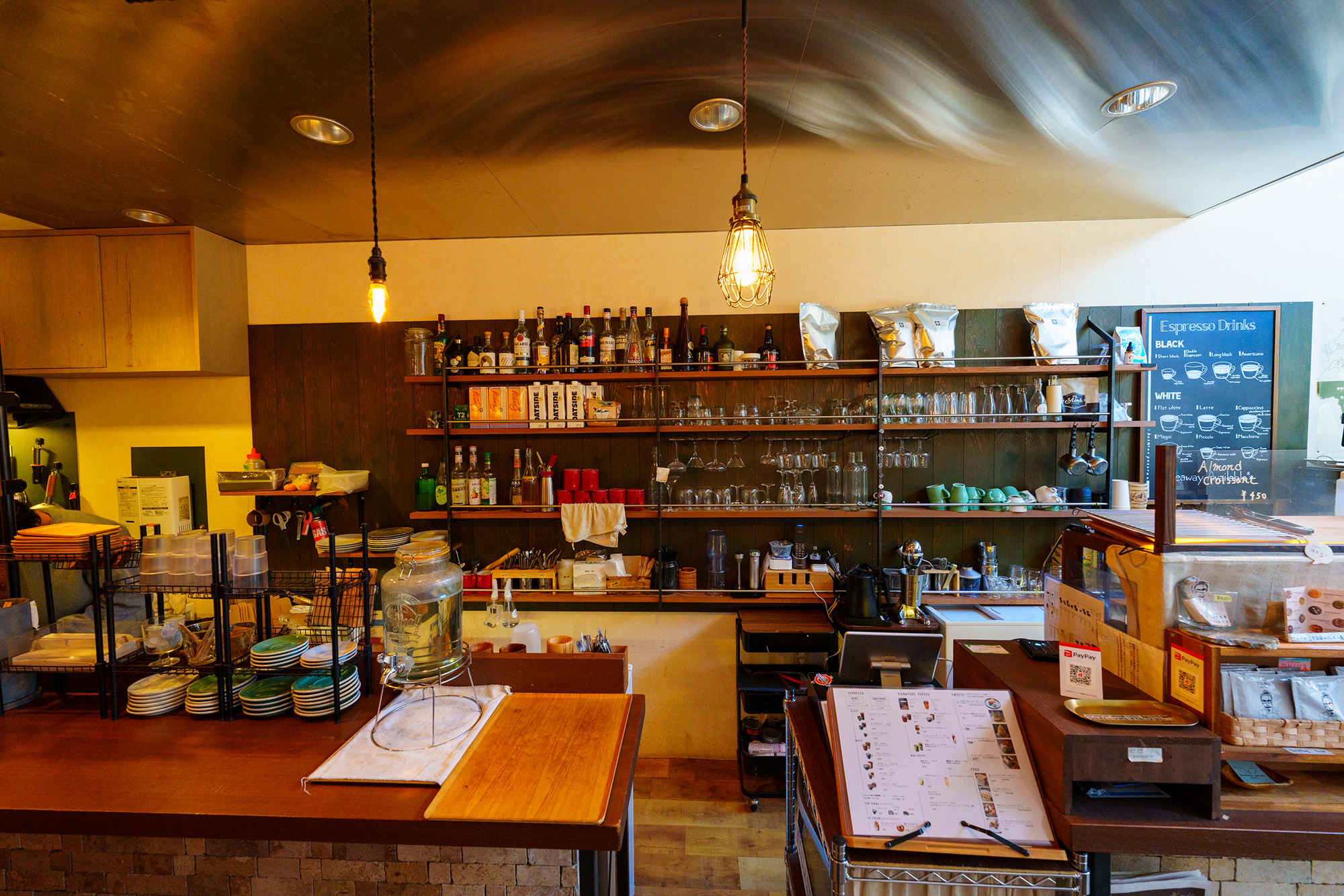  The first floor, which resembles a foreign café, is mainly counter seating. The second floor with table seating is like a museum.