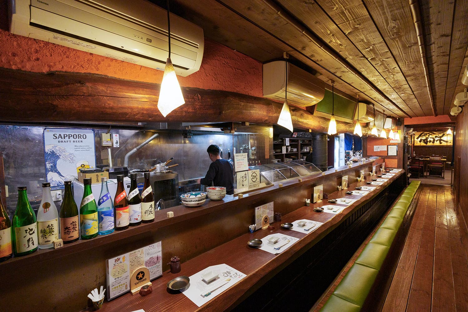 你可以脫鞋，坐在長長的長椅形狀吧台上放鬆。 後方也有桌椅。