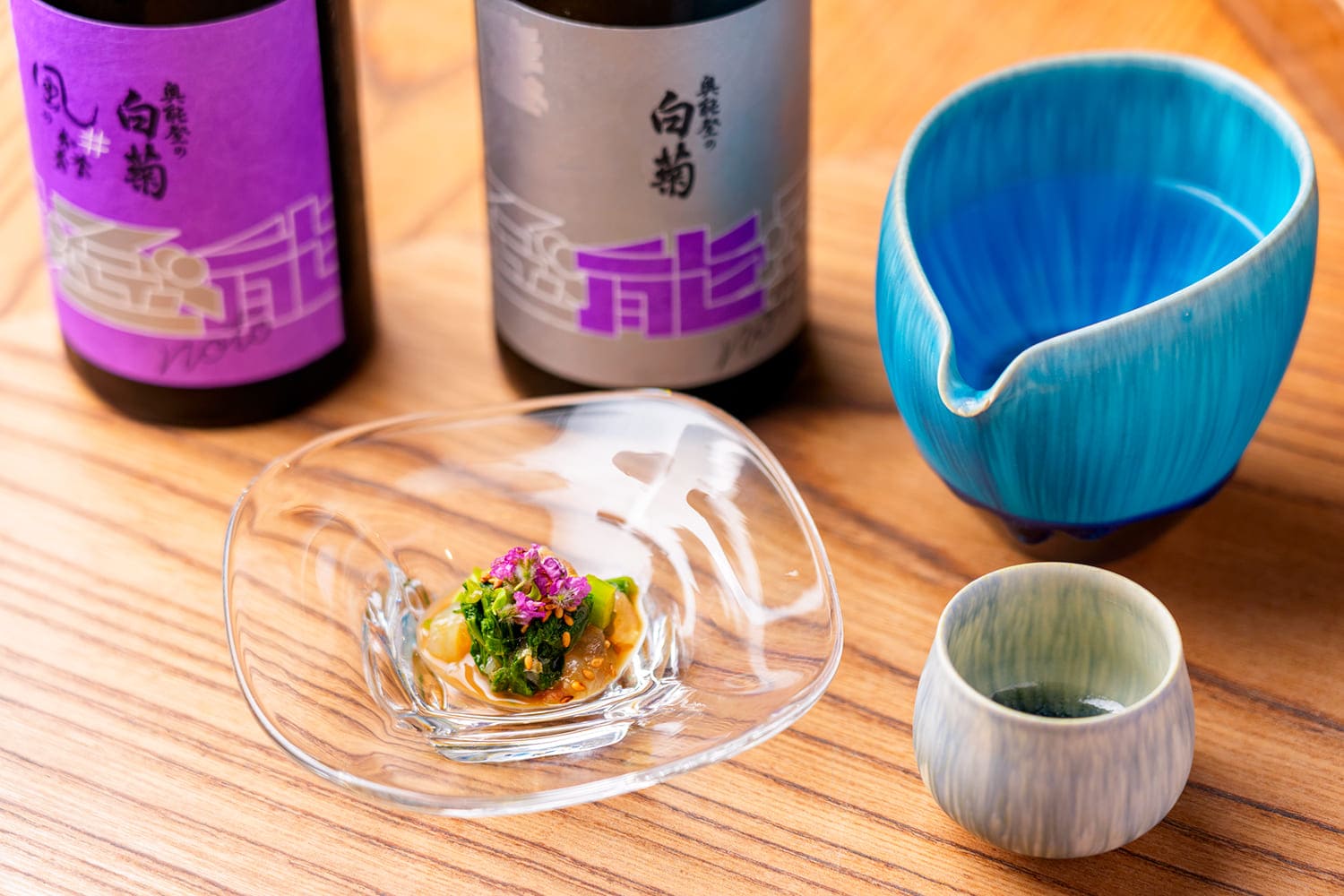 這是由「強姦花與妖蝦芥末醬」與「別停能登清酒！」專案共同製作的特別合作清酒。 清酒每杯900日圓起