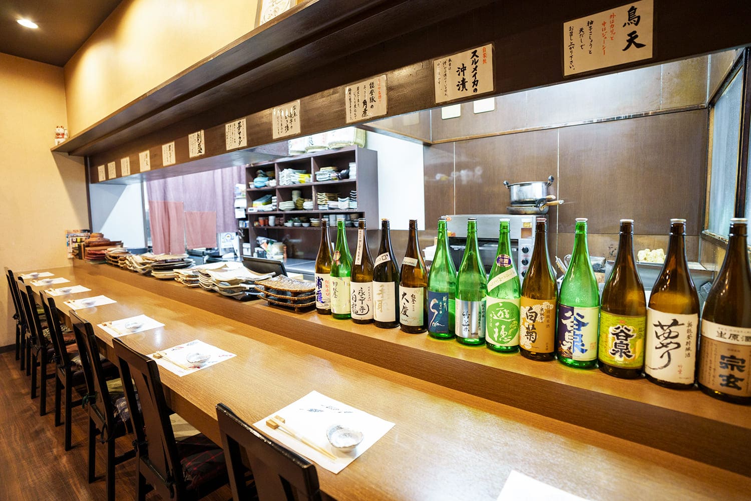 一樓是吧台座位，二樓是榻榻米房。 看著店主畫的餐墊插圖暖和起來