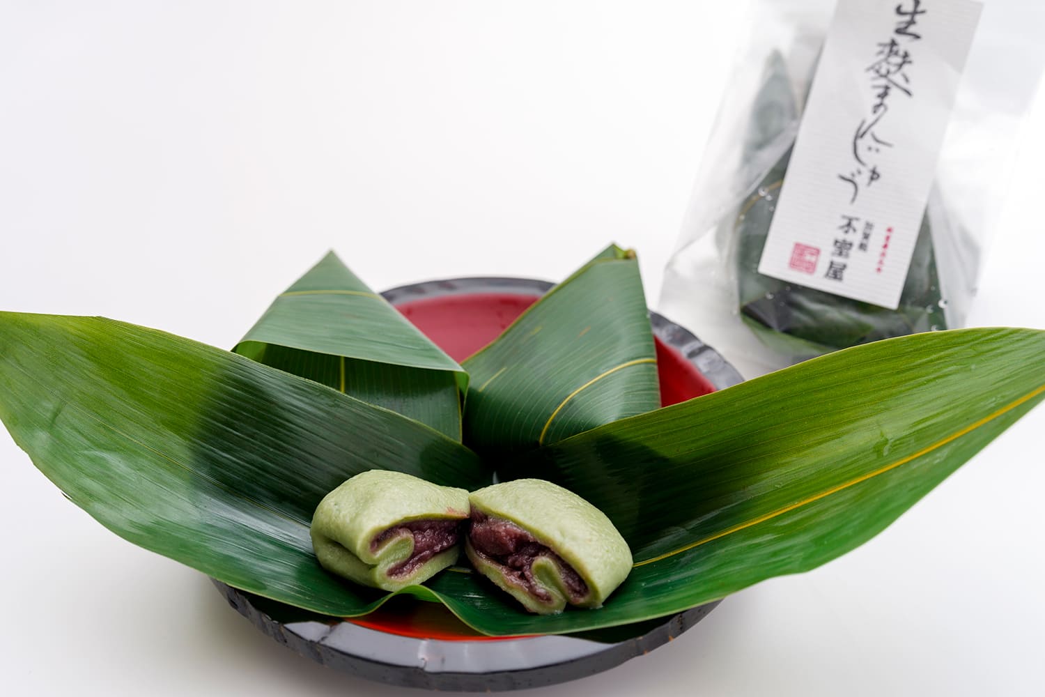 每塊都用竹葉細心包裹，握在手中，散發出清新的香氣