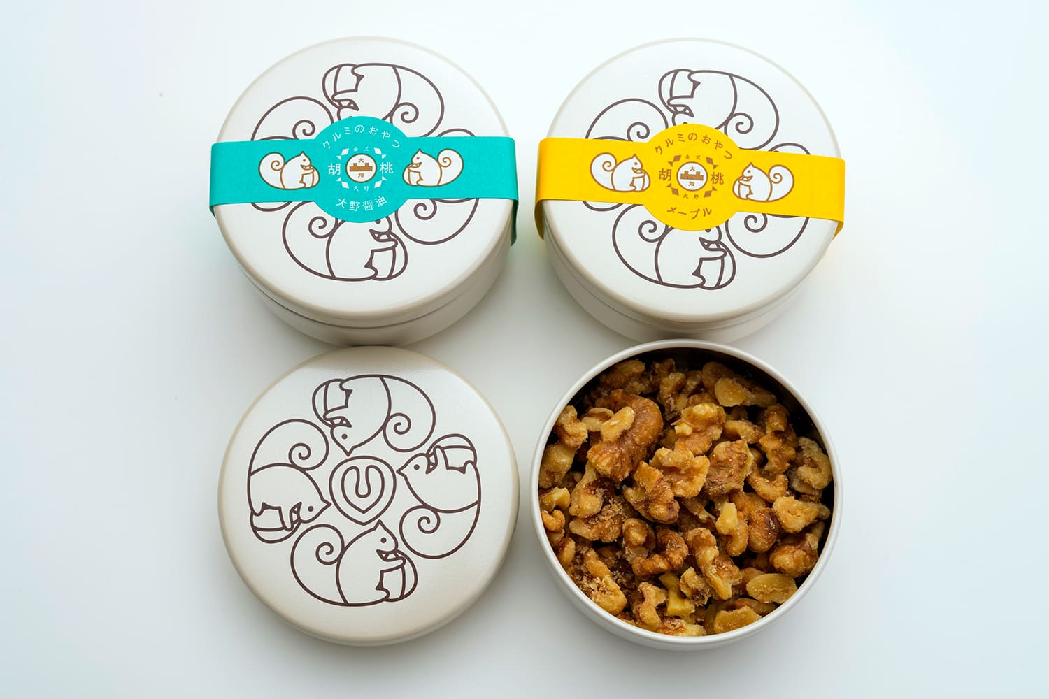 令人無法抗拒的甜鹹「小野醬油」（左上）、受歡迎的「楓糖醬油」（右上）以及「能登鹽」（前景），讓你能充分品味核桃的風味